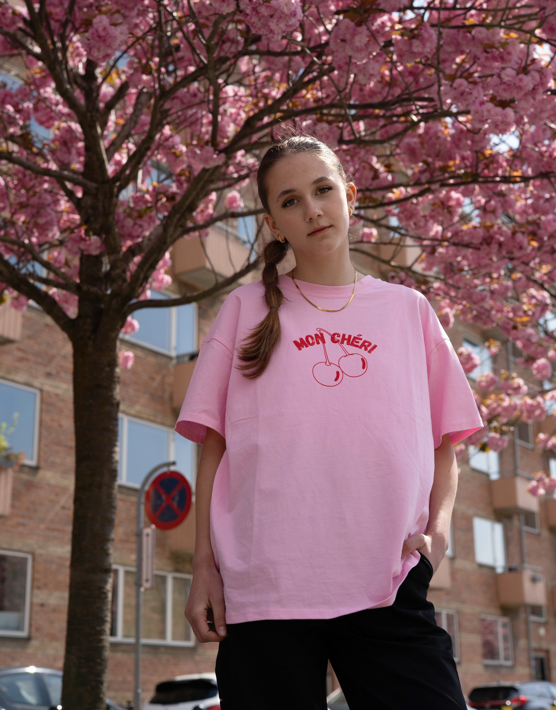 Skøn oversized t-shirt med Mon Cheri print, som på fransk betyder mit kirsebær eller min skat.