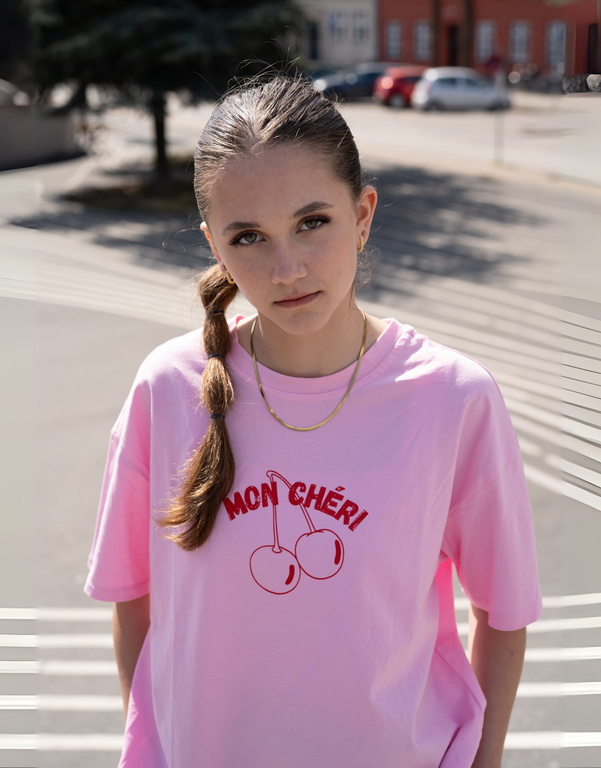 Skøn oversized t-shirt med Mon Cheri print, som på fransk betyder mit kirsebær eller min skat.