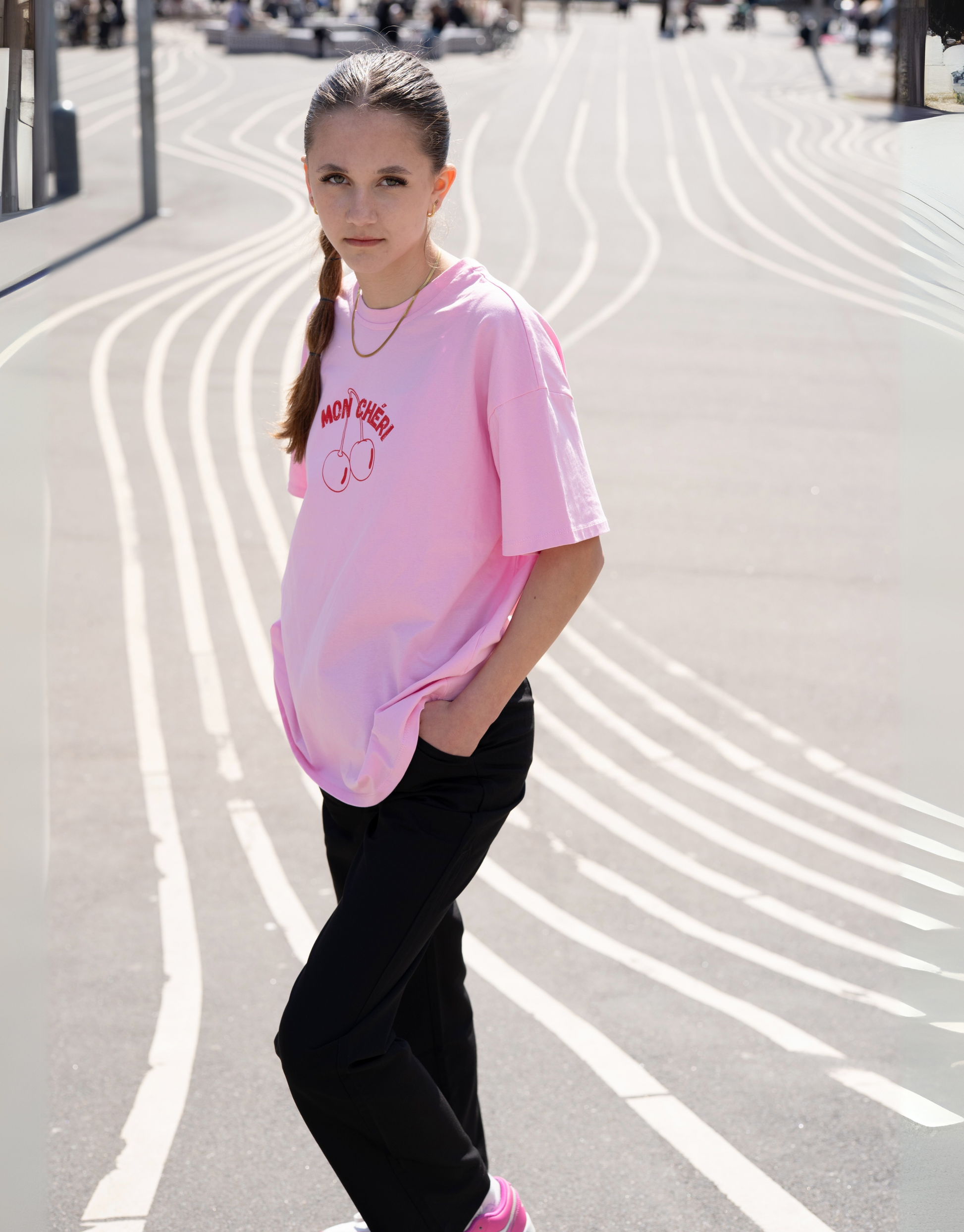 Skøn oversized t-shirt med Mon Cheri print, som på fransk betyder mit kirsebær eller min skat.