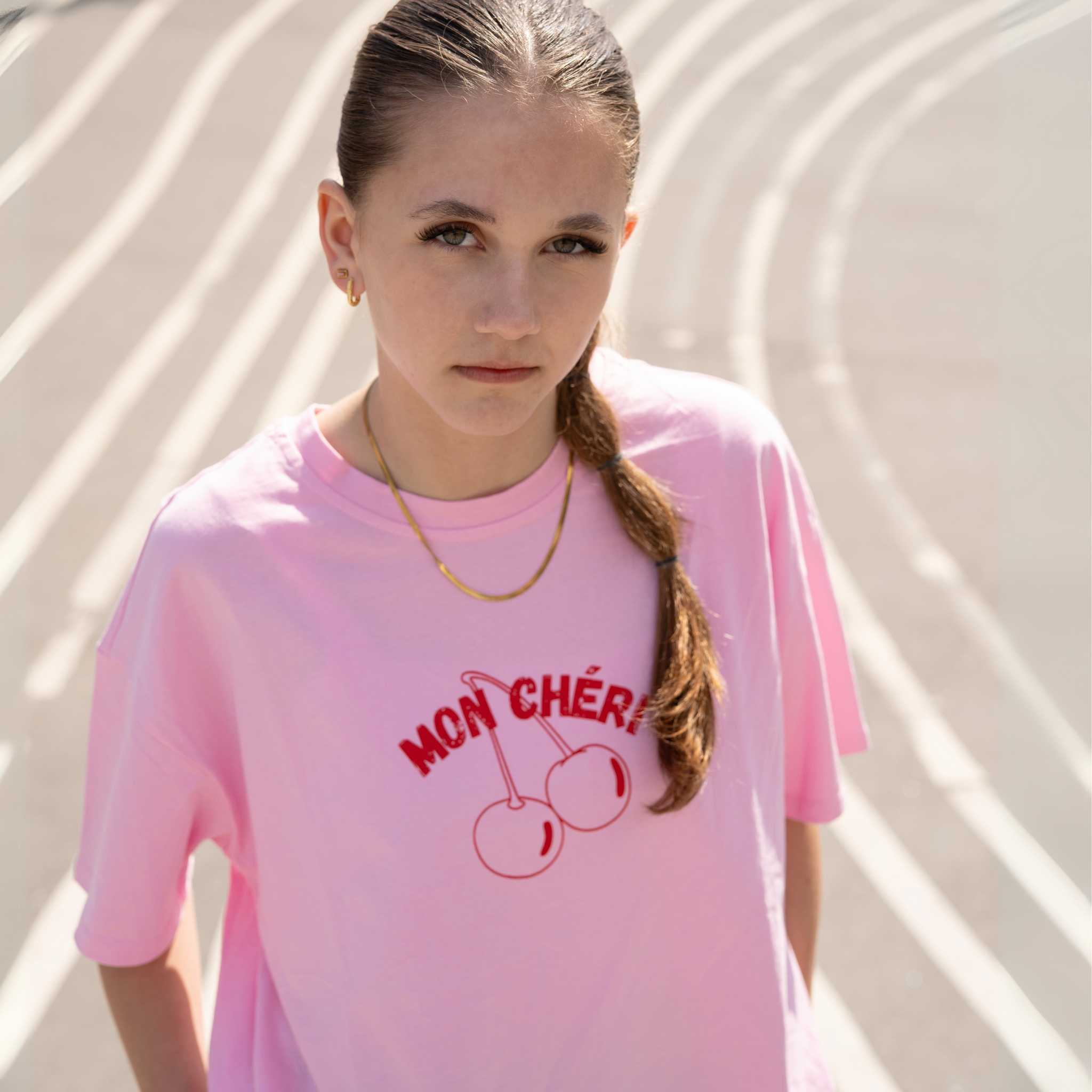 Skøn oversized t-shirt med Mon Cheri print, som på fransk betyder mit kirsebær eller min skat.