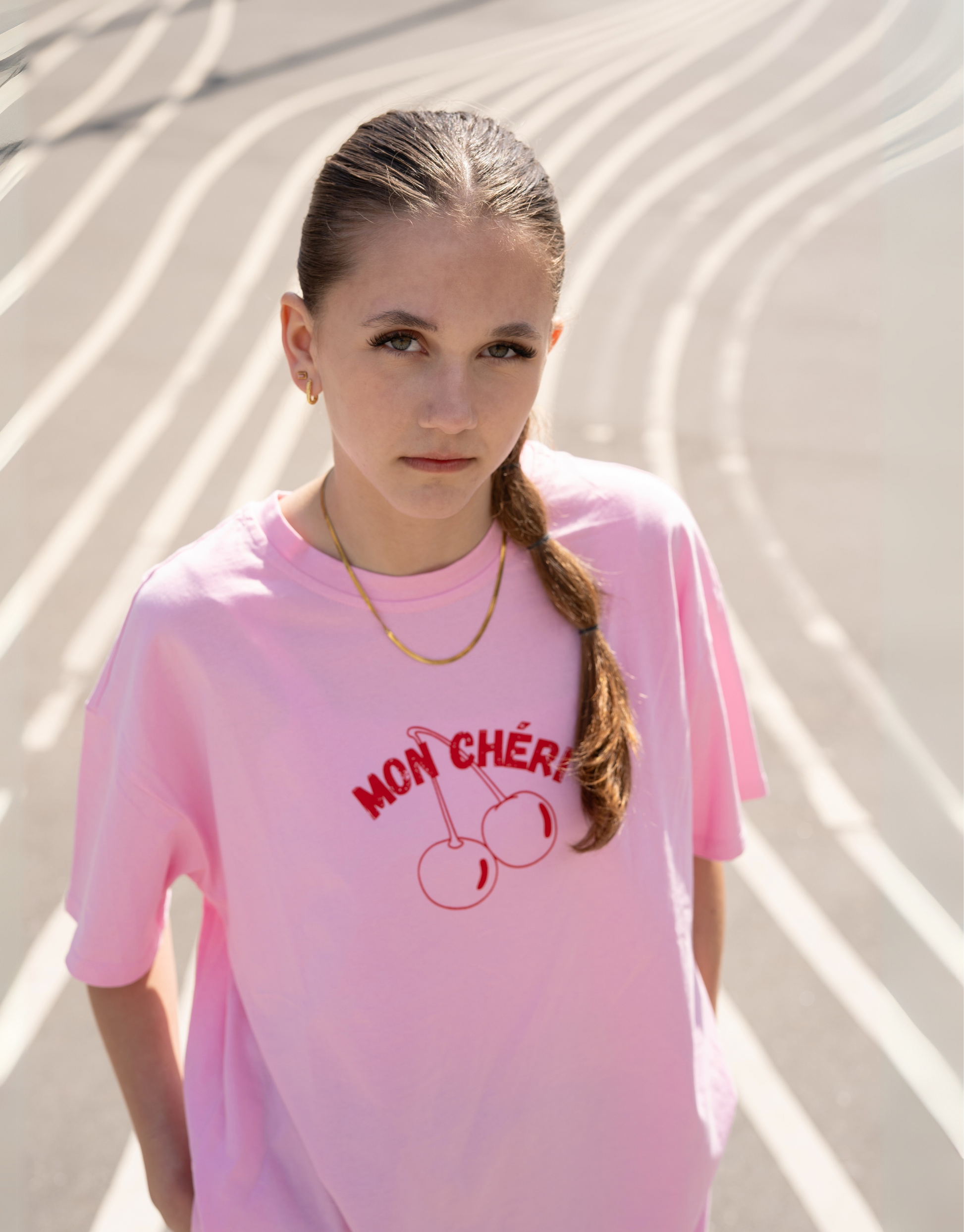 Skøn oversized t-shirt med Mon Cheri print, som på fransk betyder mit kirsebær eller min skat.