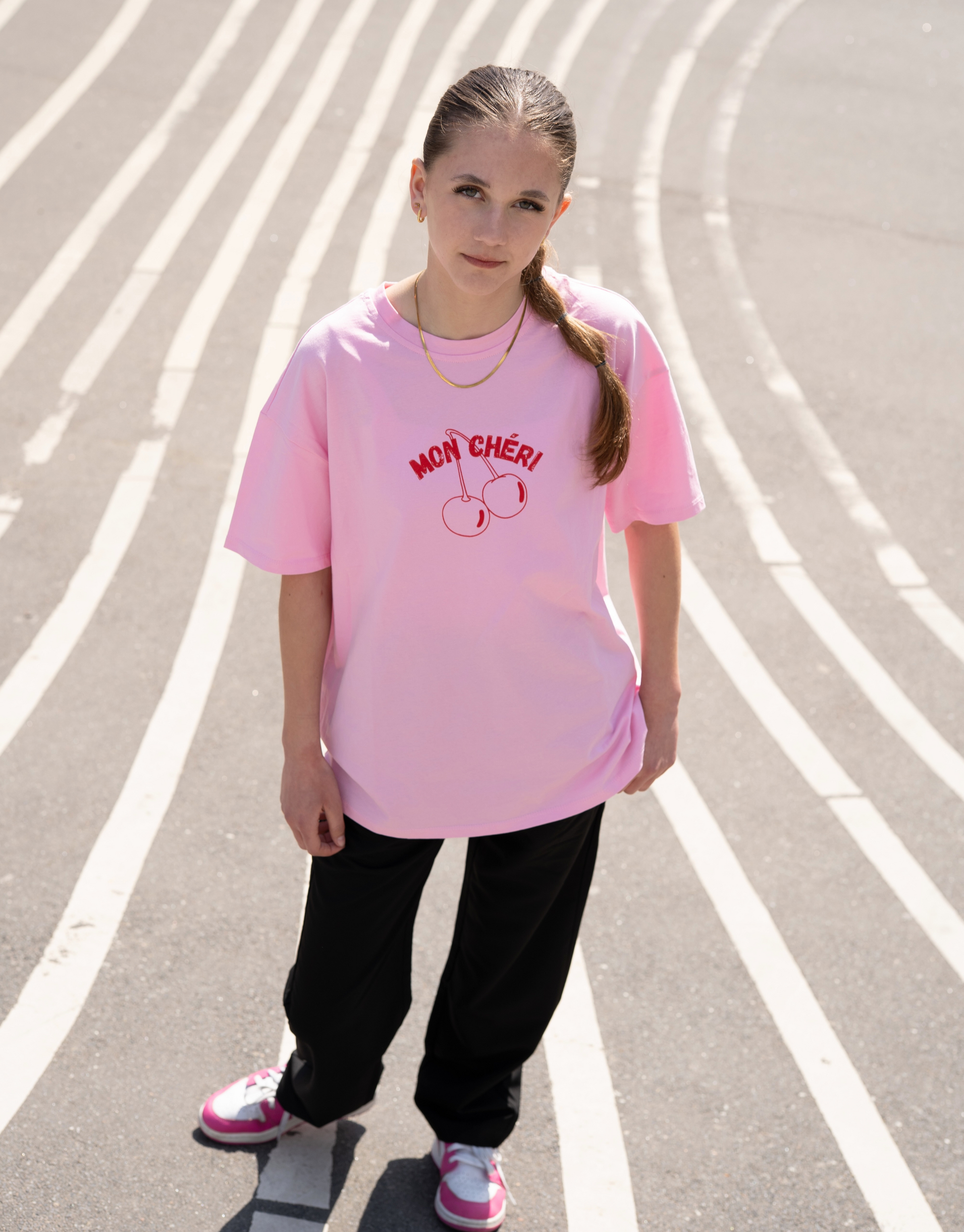 Skøn oversized t-shirt med Mon Cheri print, som på fransk betyder mit kirsebær eller min skat.