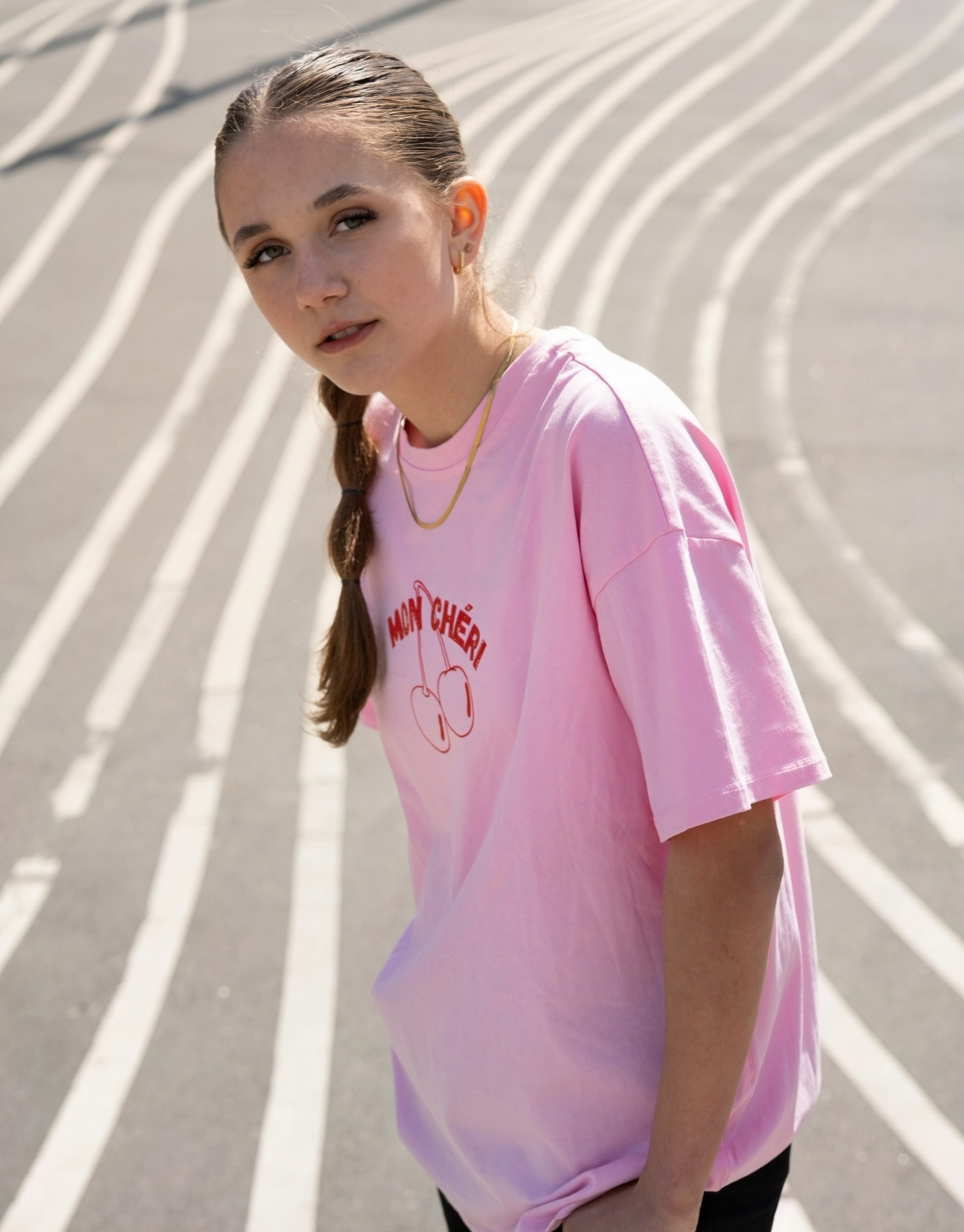 Skøn oversized t-shirt med Mon Cheri print, som på fransk betyder mit kirsebær eller min skat.
