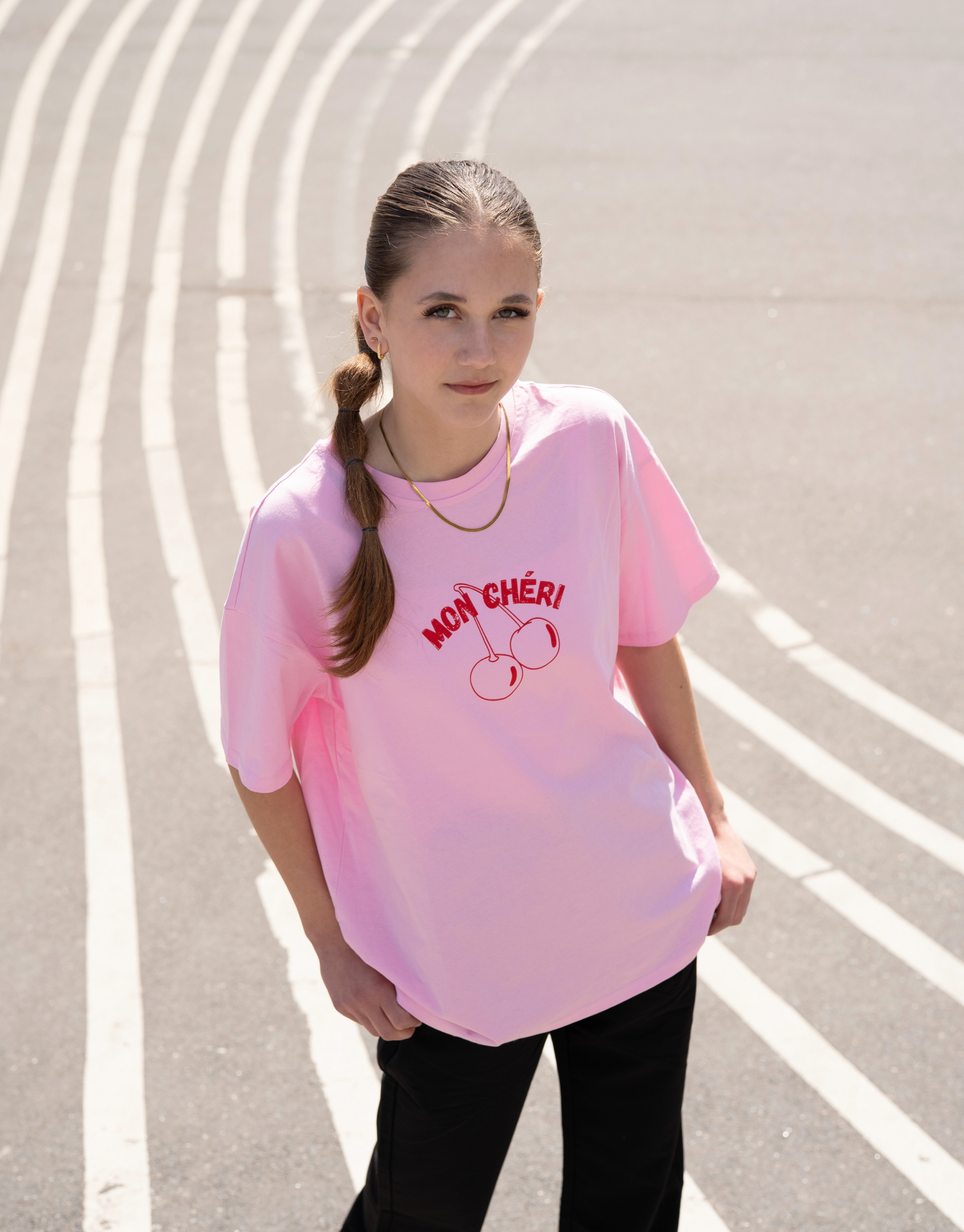 Skøn oversized t-shirt med Mon Cheri print, som på fransk betyder mit kirsebær eller min skat.
