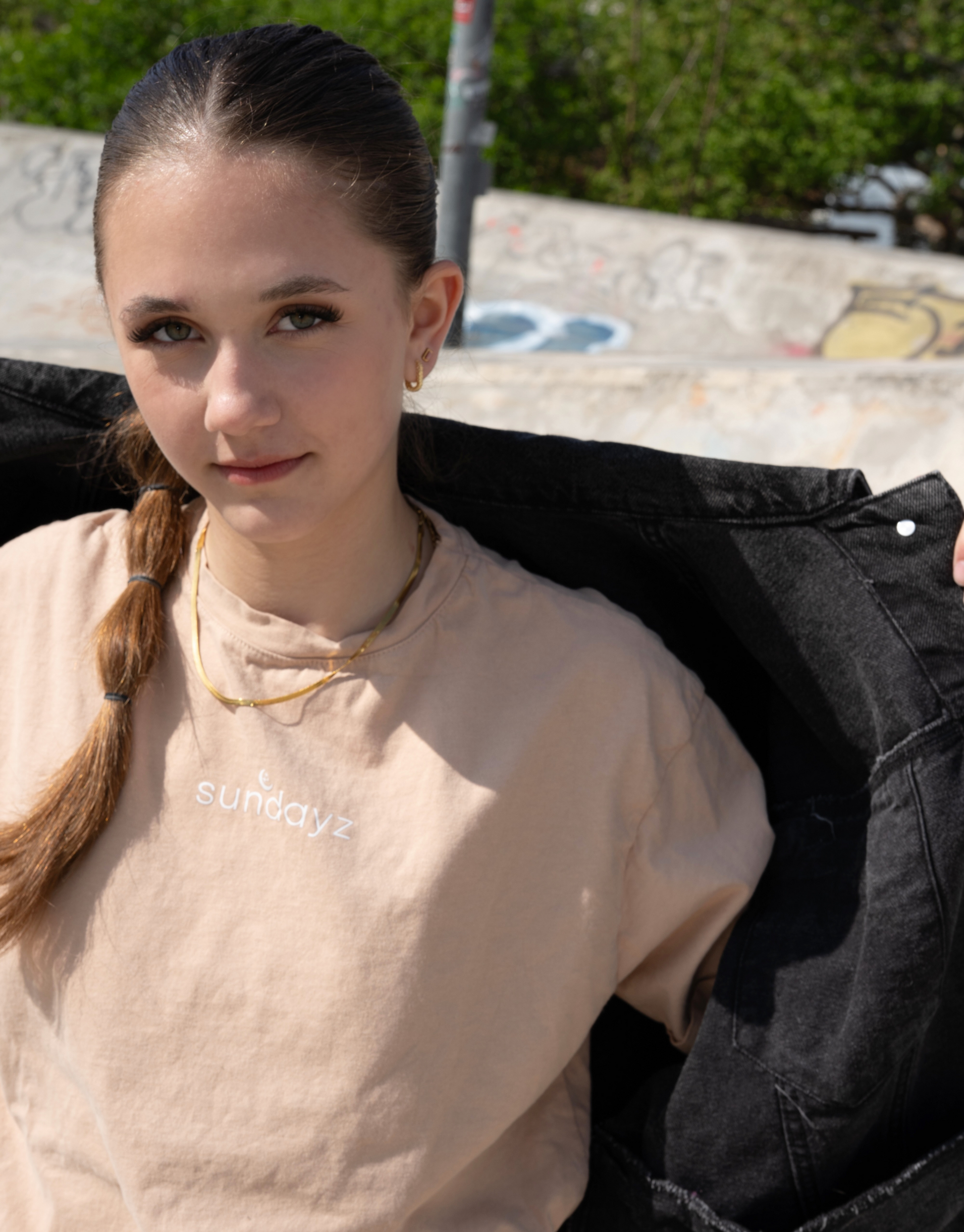 Fed oversized t-shirt med sundayz logo på.