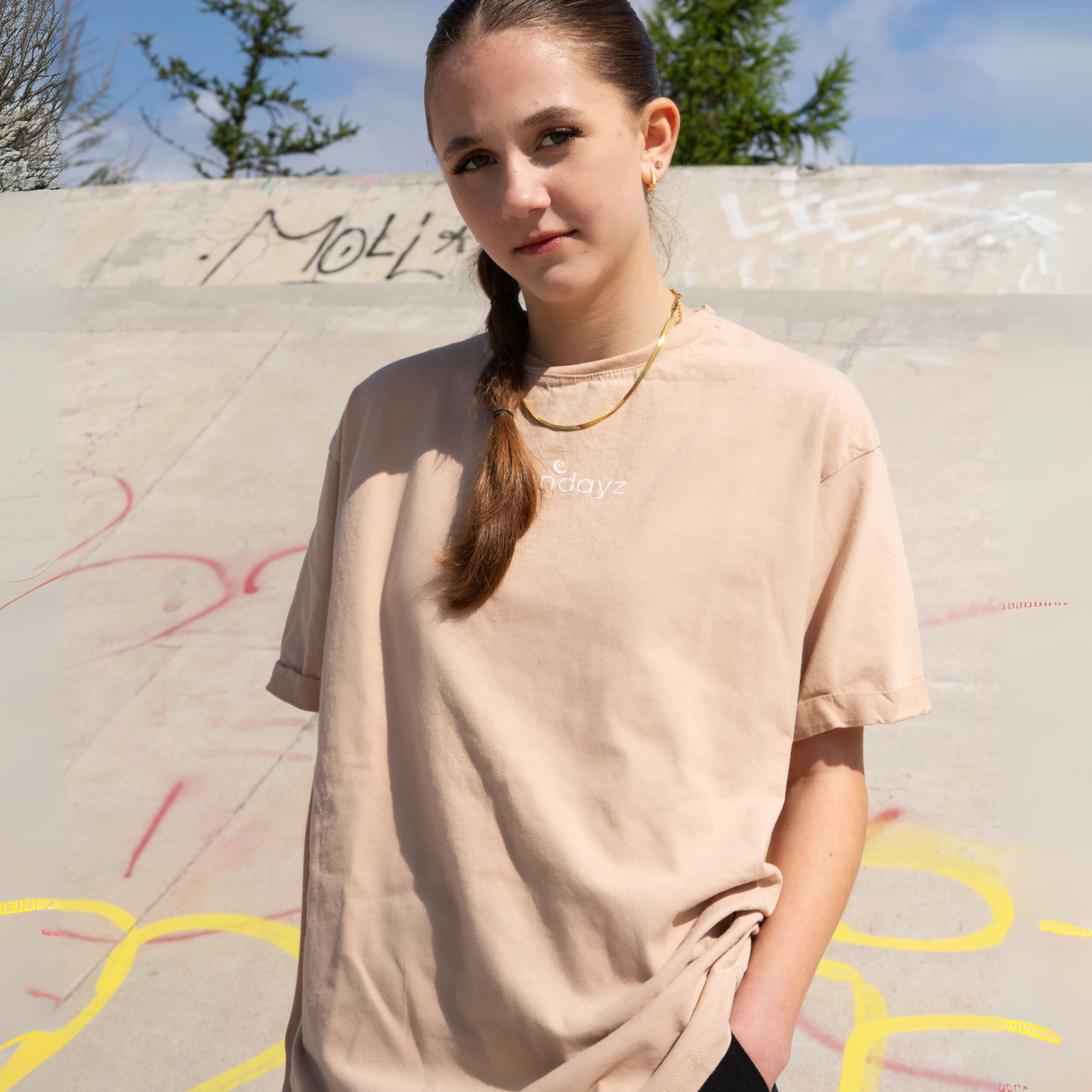 Fed oversized t-shirt med sundayz logo på.