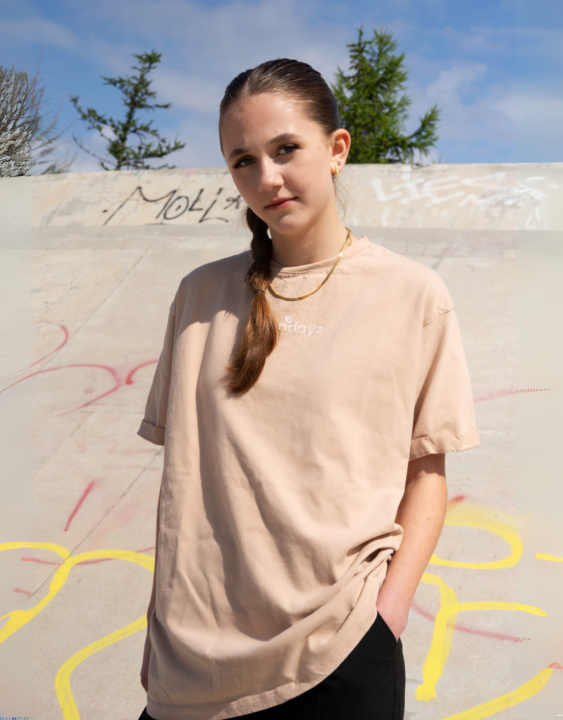Fed oversized t-shirt med sundayz logo på.