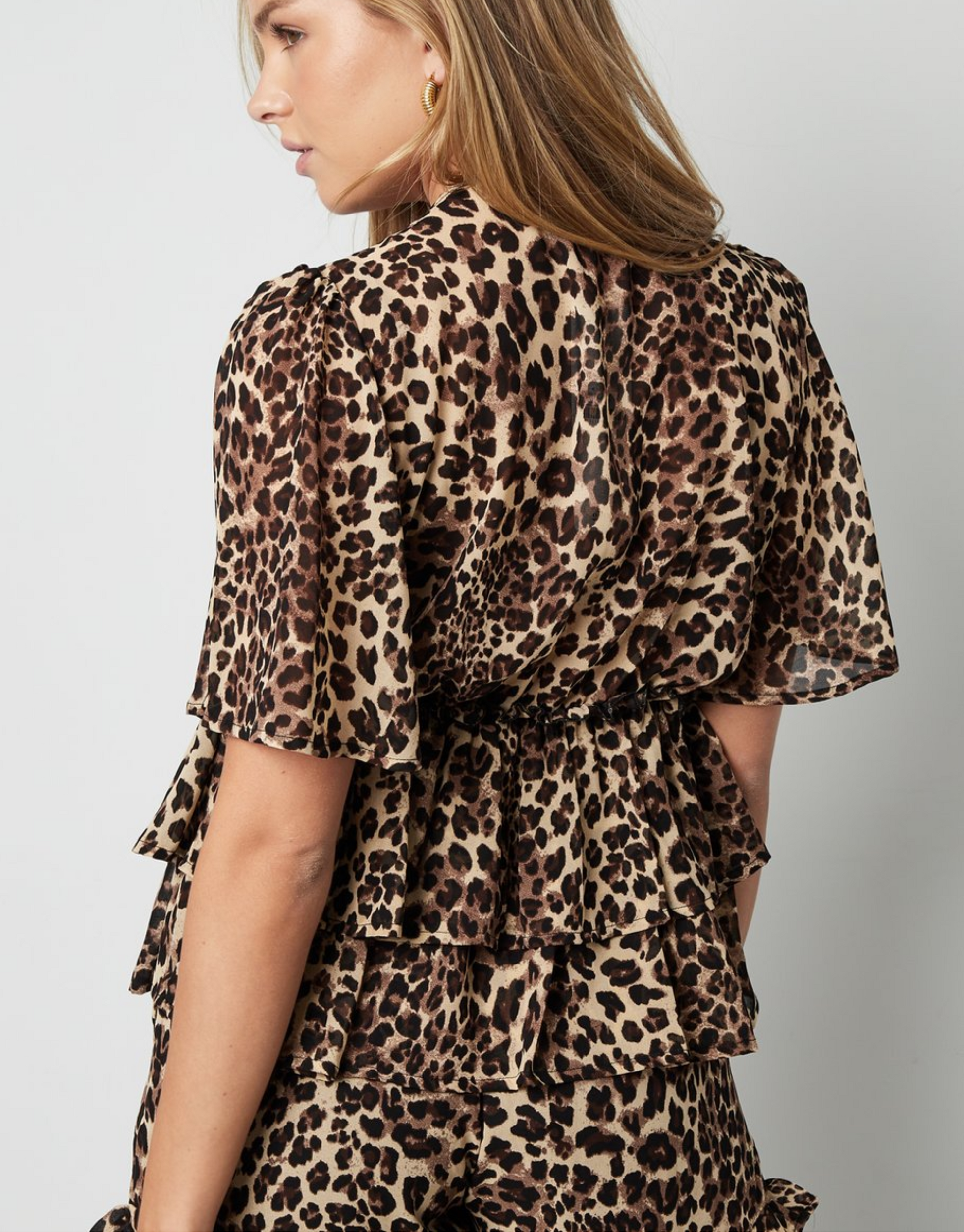 Skøn top i leopard mønster med v-udskæring.
