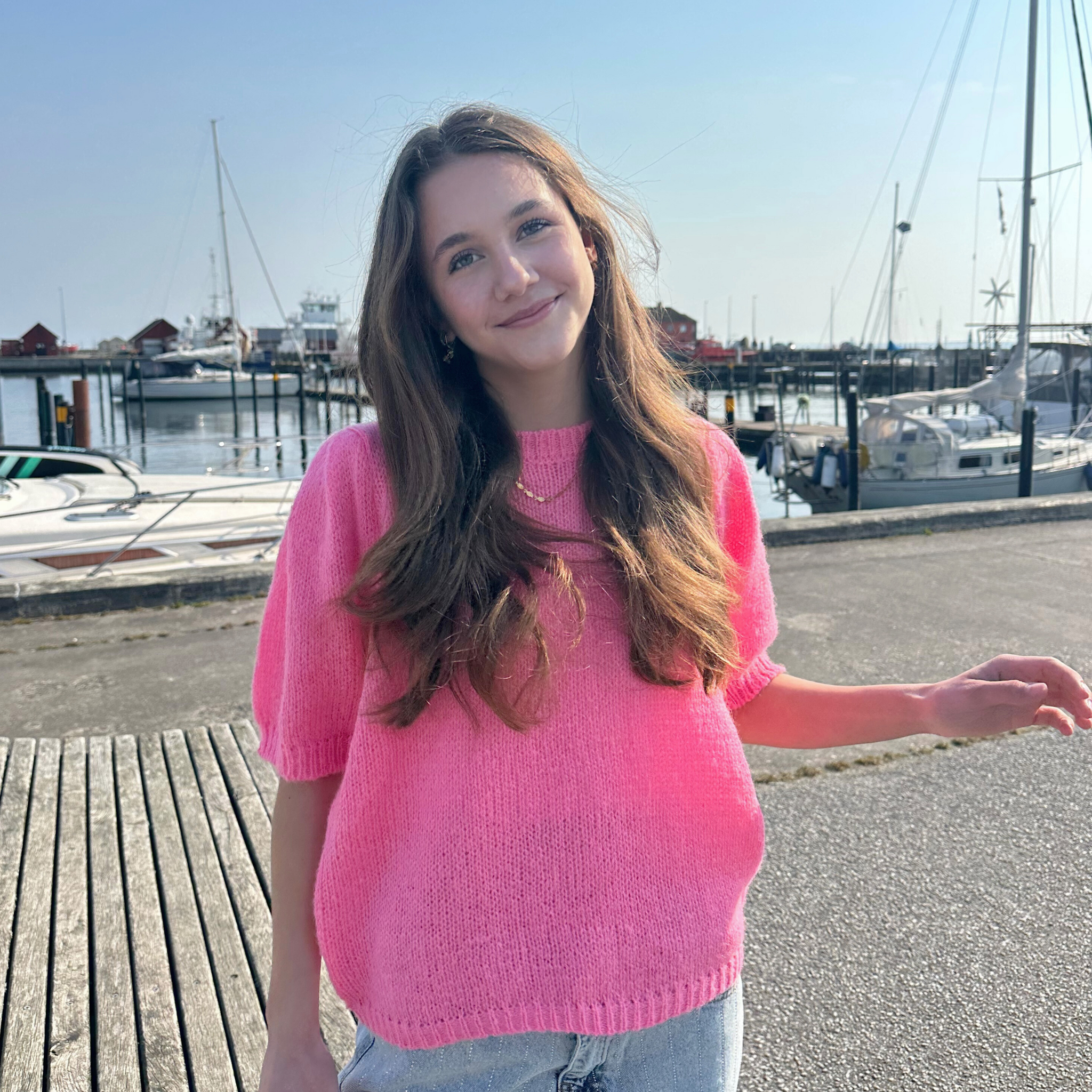 Smuk t-shirt striktrøje med puf i skuldrene. 