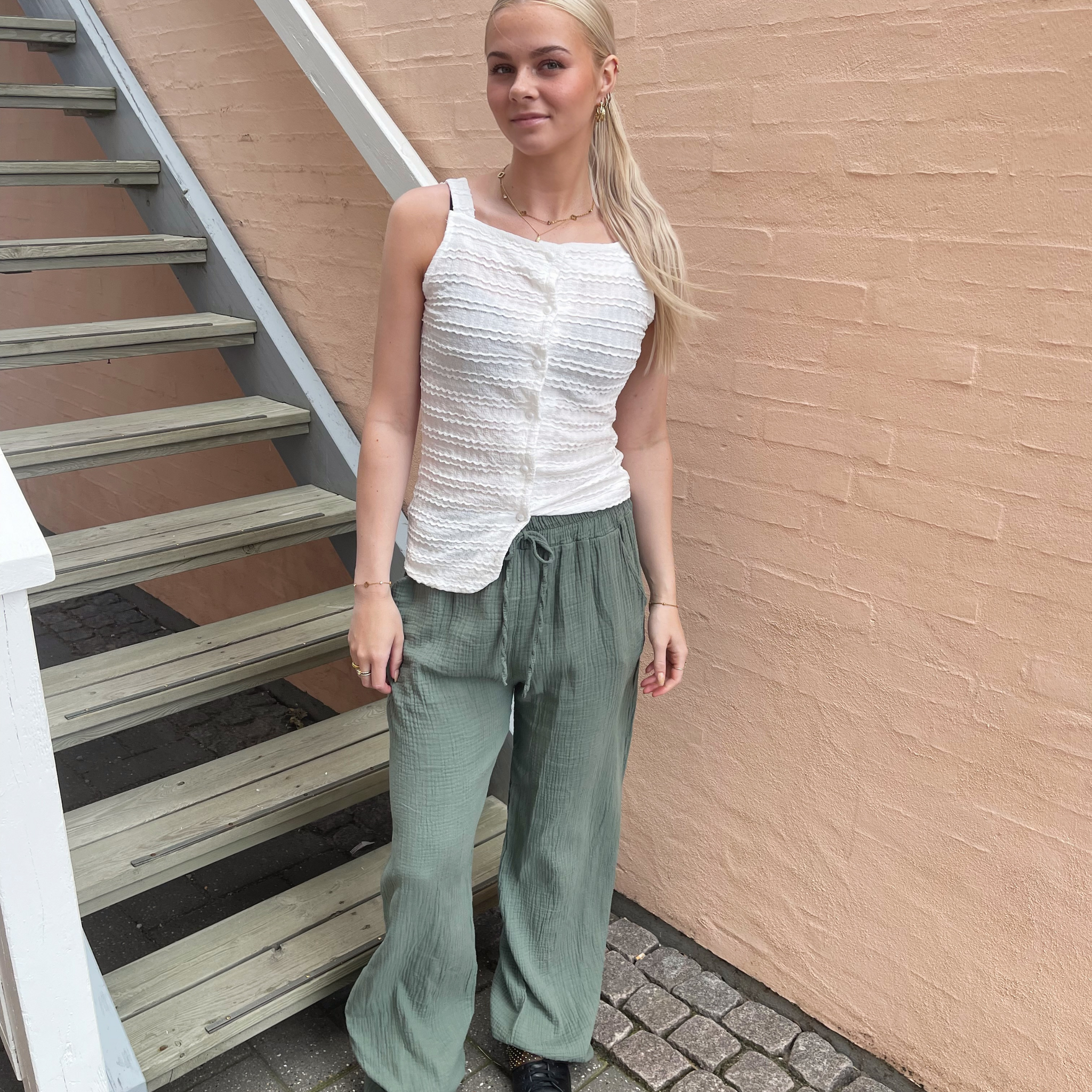 De mest behagelige bukser i en blanding af hør og bomuld - i grøn.