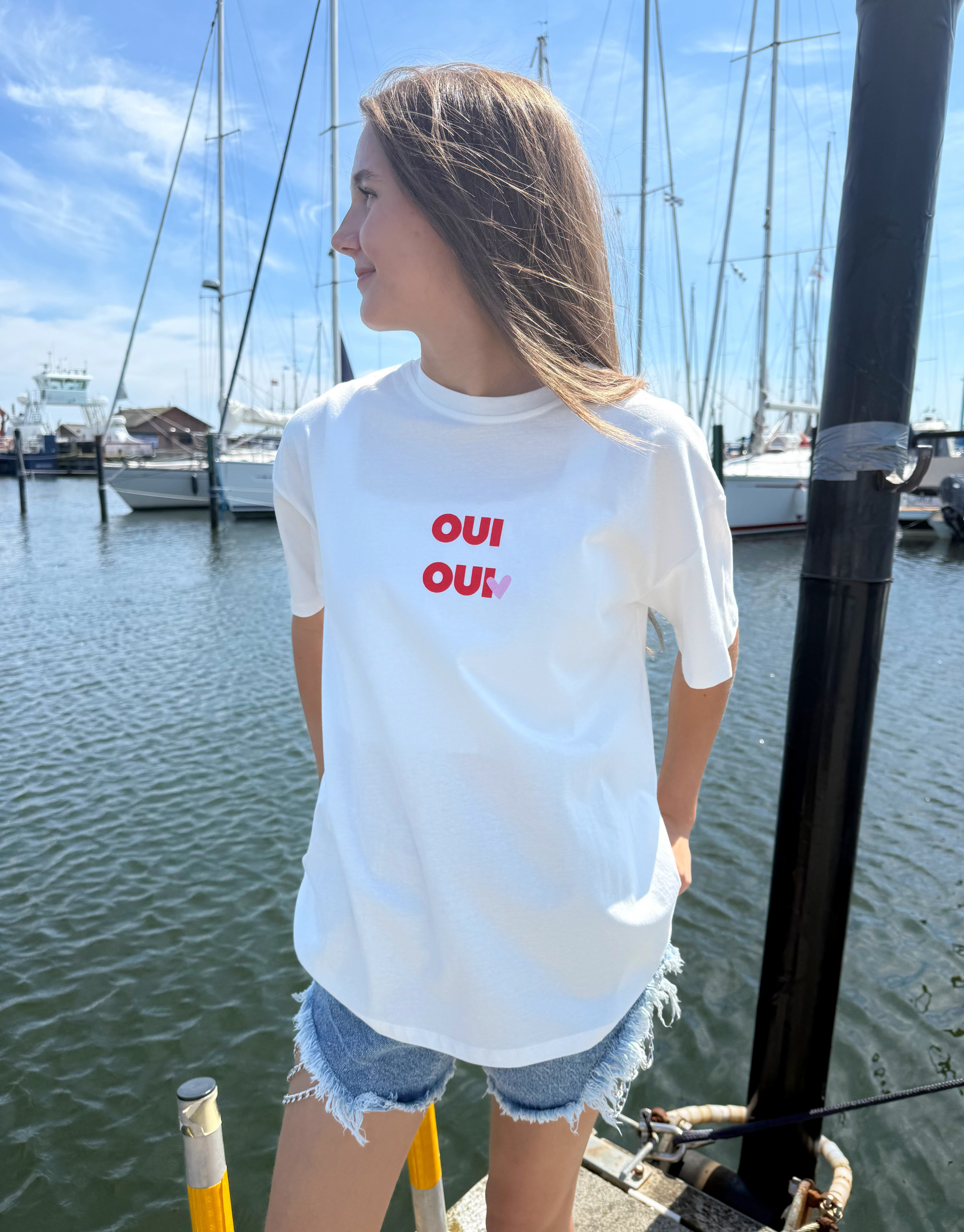 Skøn oversized t-shirt i hvid med rødt Oui Oui print, som betyder ja ja på fransk.