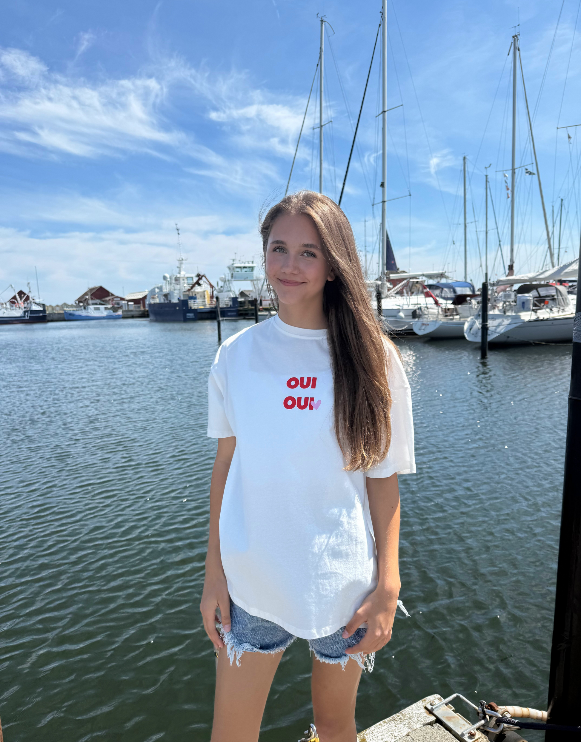 Skøn oversized t-shirt i hvid med rødt Oui Oui print, som betyder ja ja på fransk.