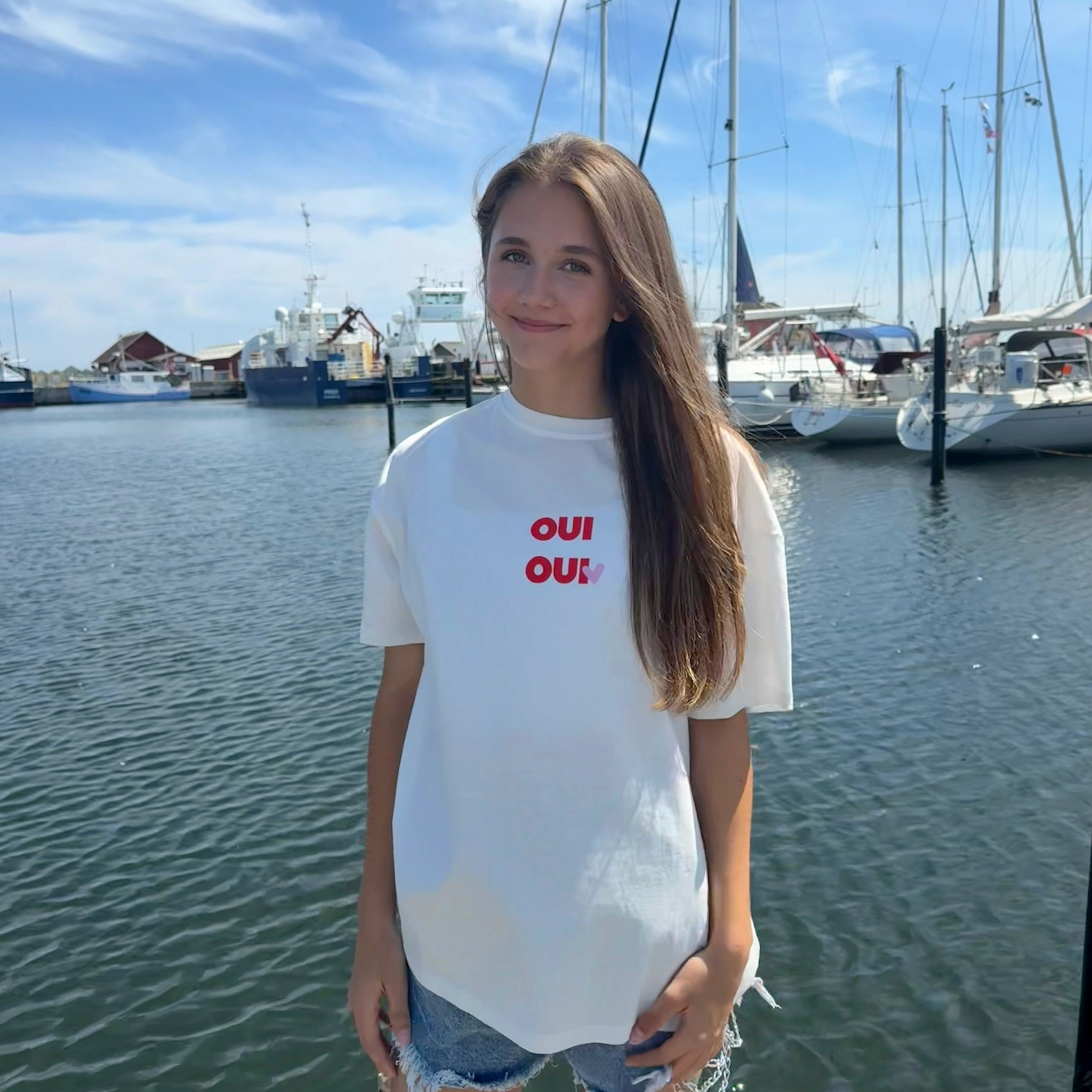 Skøn oversized t-shirt i hvid med rødt Oui Oui print, som betyder ja ja på fransk.