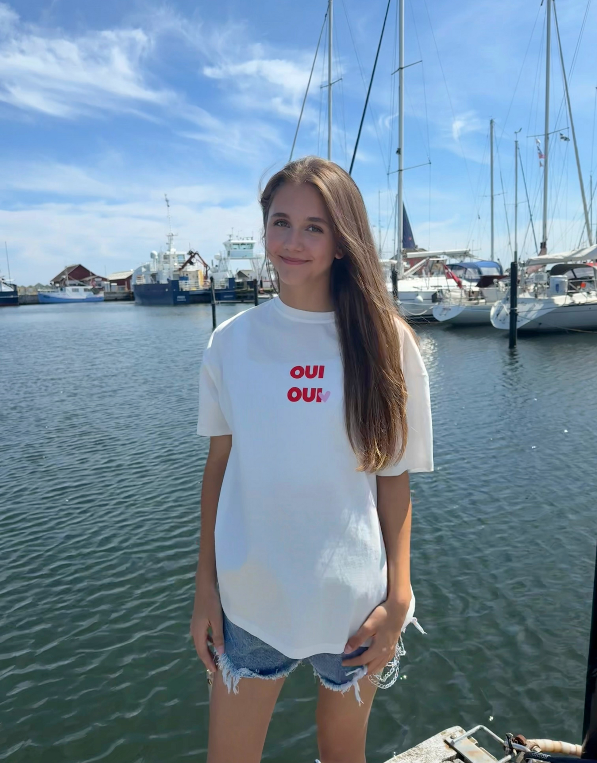 Skøn oversized t-shirt i hvid med rødt Oui Oui print, som betyder ja ja på fransk.