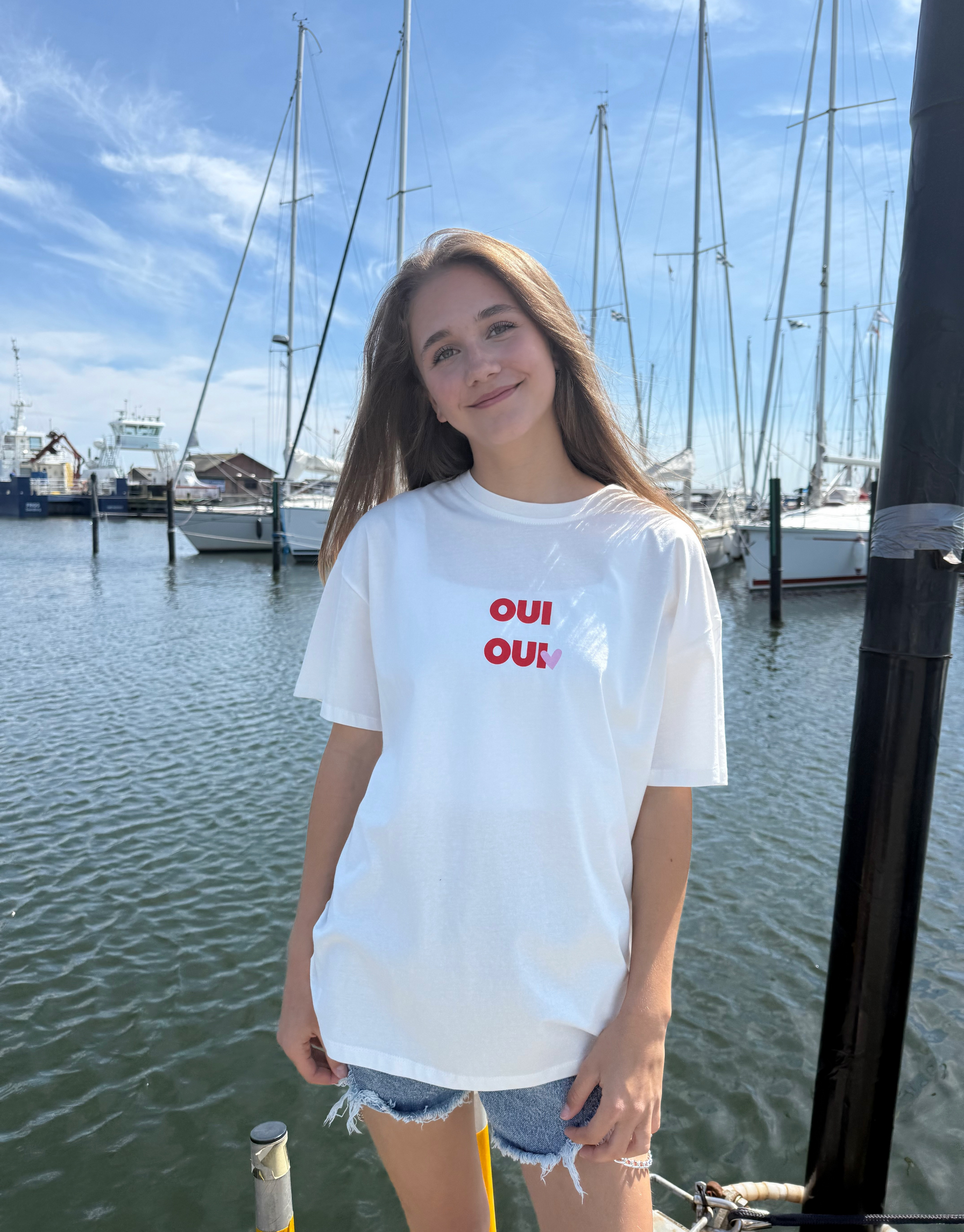 Skøn oversized t-shirt i hvid med rødt Oui Oui print, som betyder ja ja på fransk.