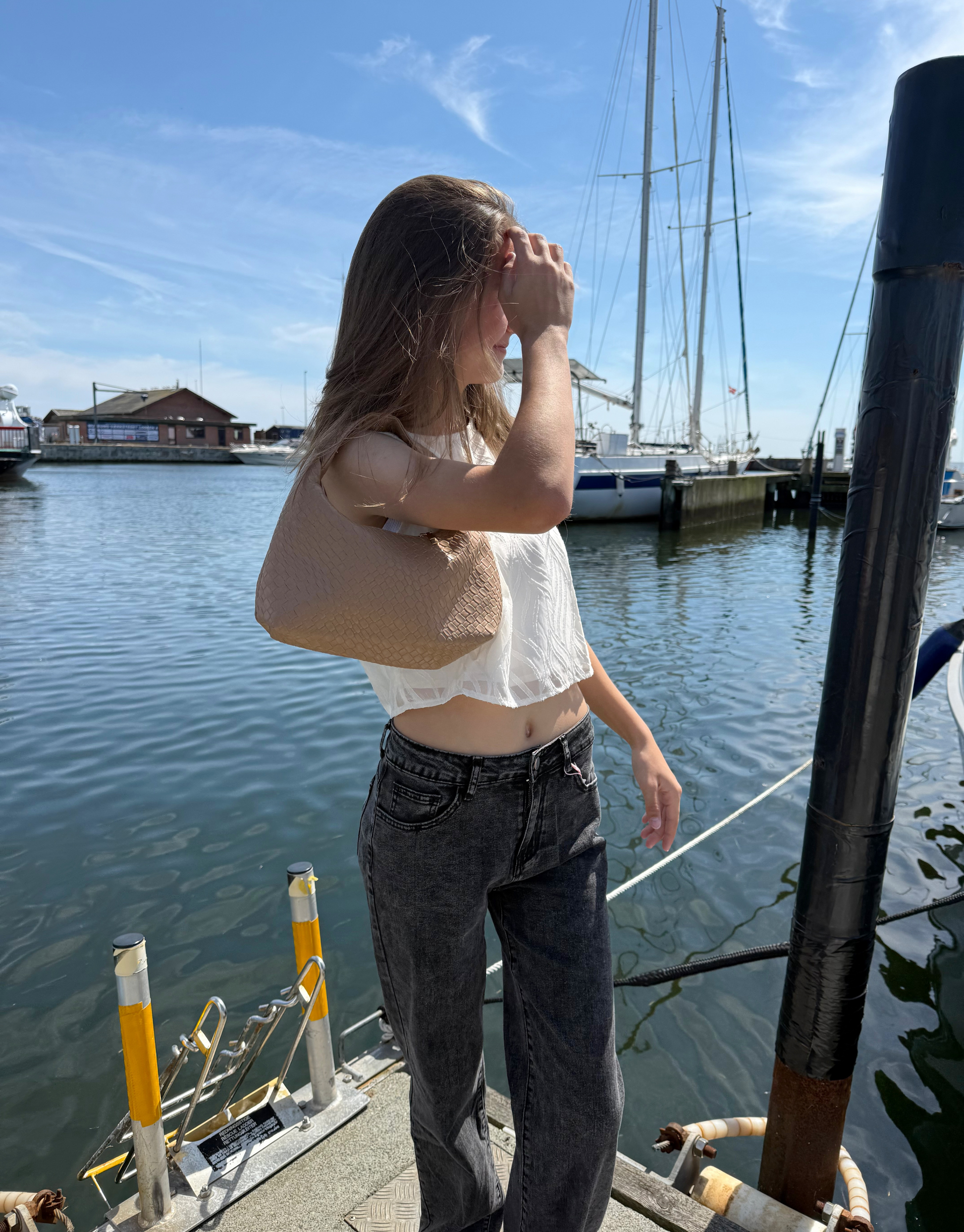 Den populære taske i flet med lynlås.