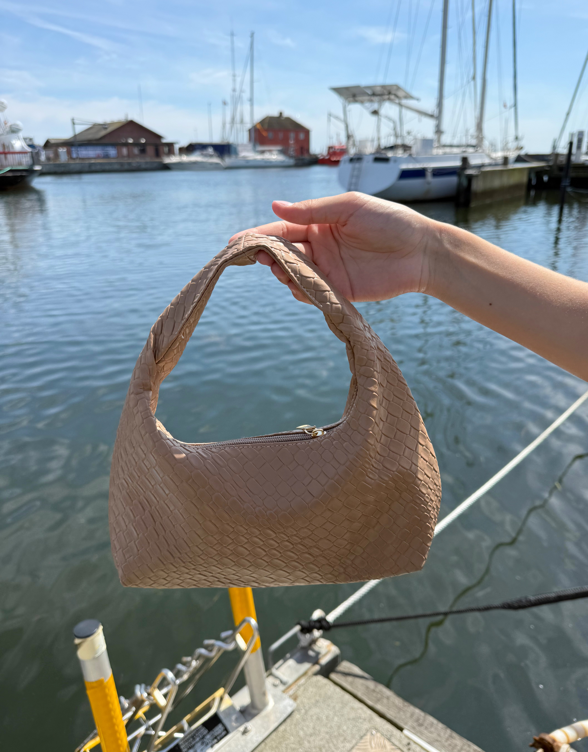 Den populære taske i flet med lynlås.