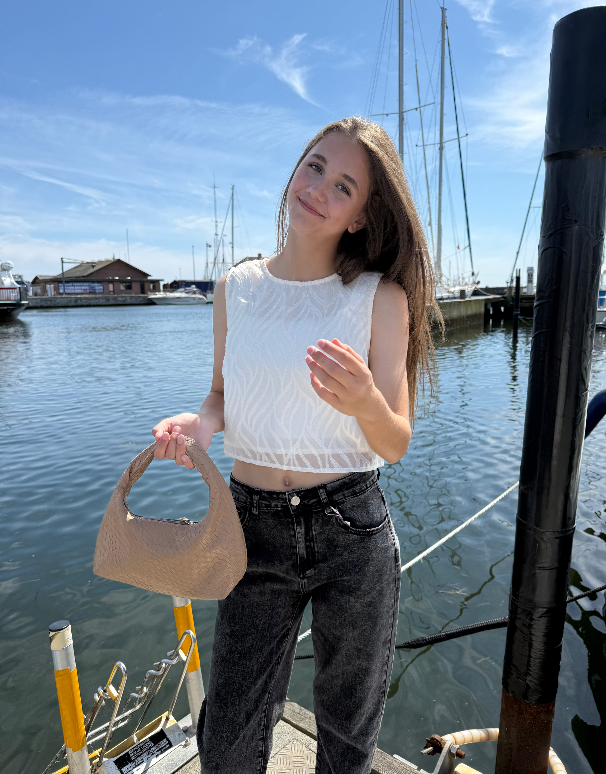 Den populære taske i flet med lynlås.