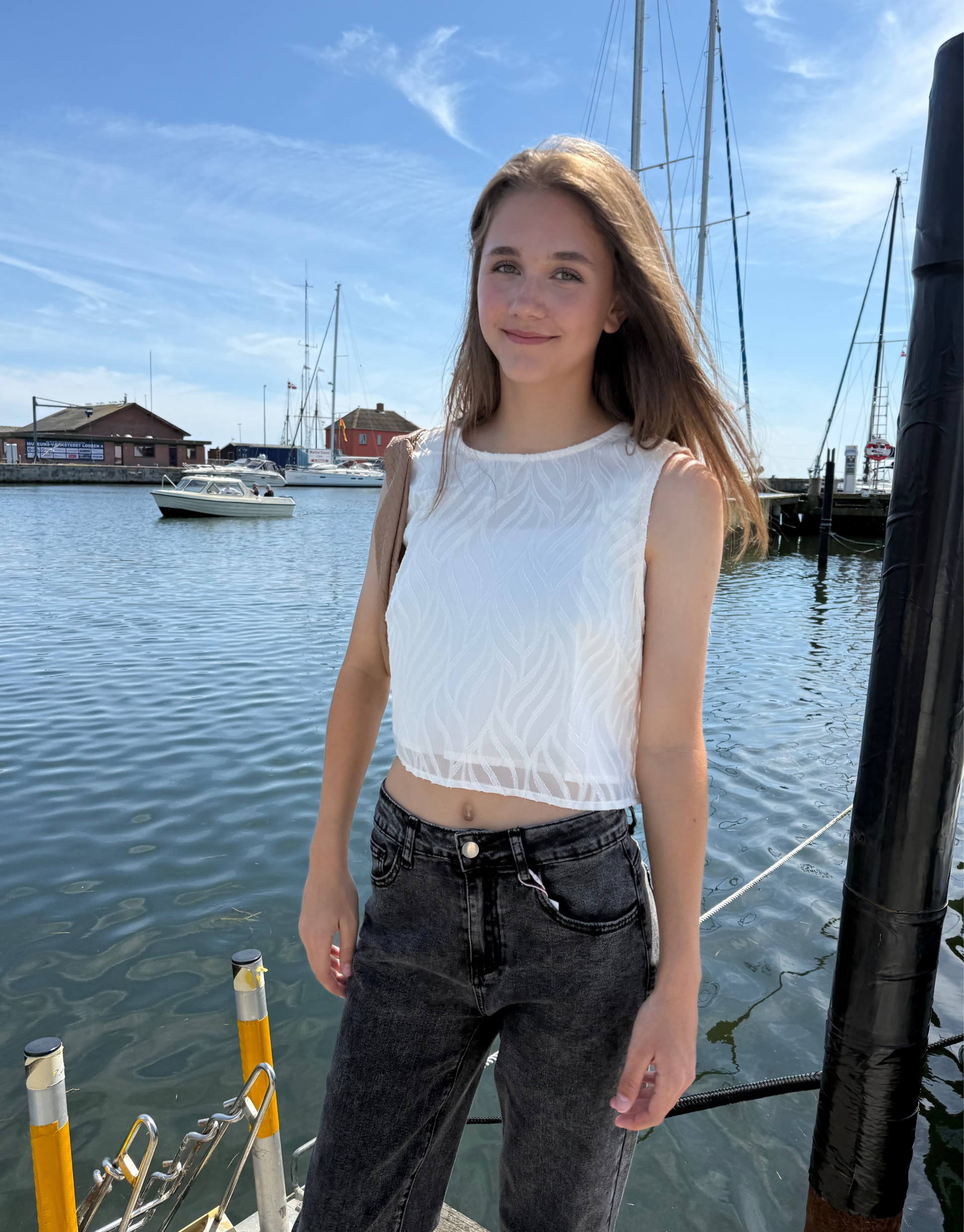 Smuk top i beige med binde-detaljer på ryggen.