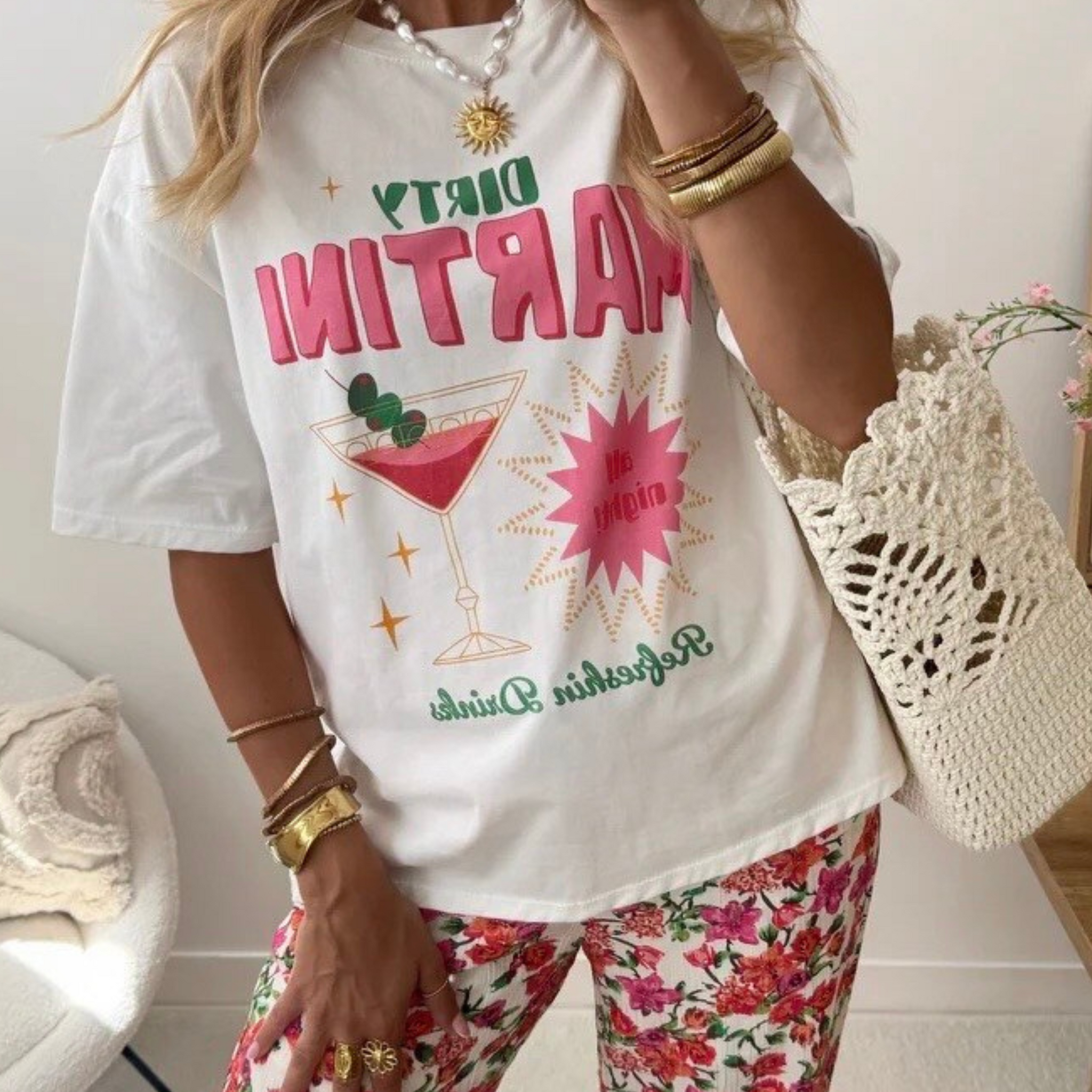 Skøn t-shirt i lyserød eller hvid med Dirty Martini print.