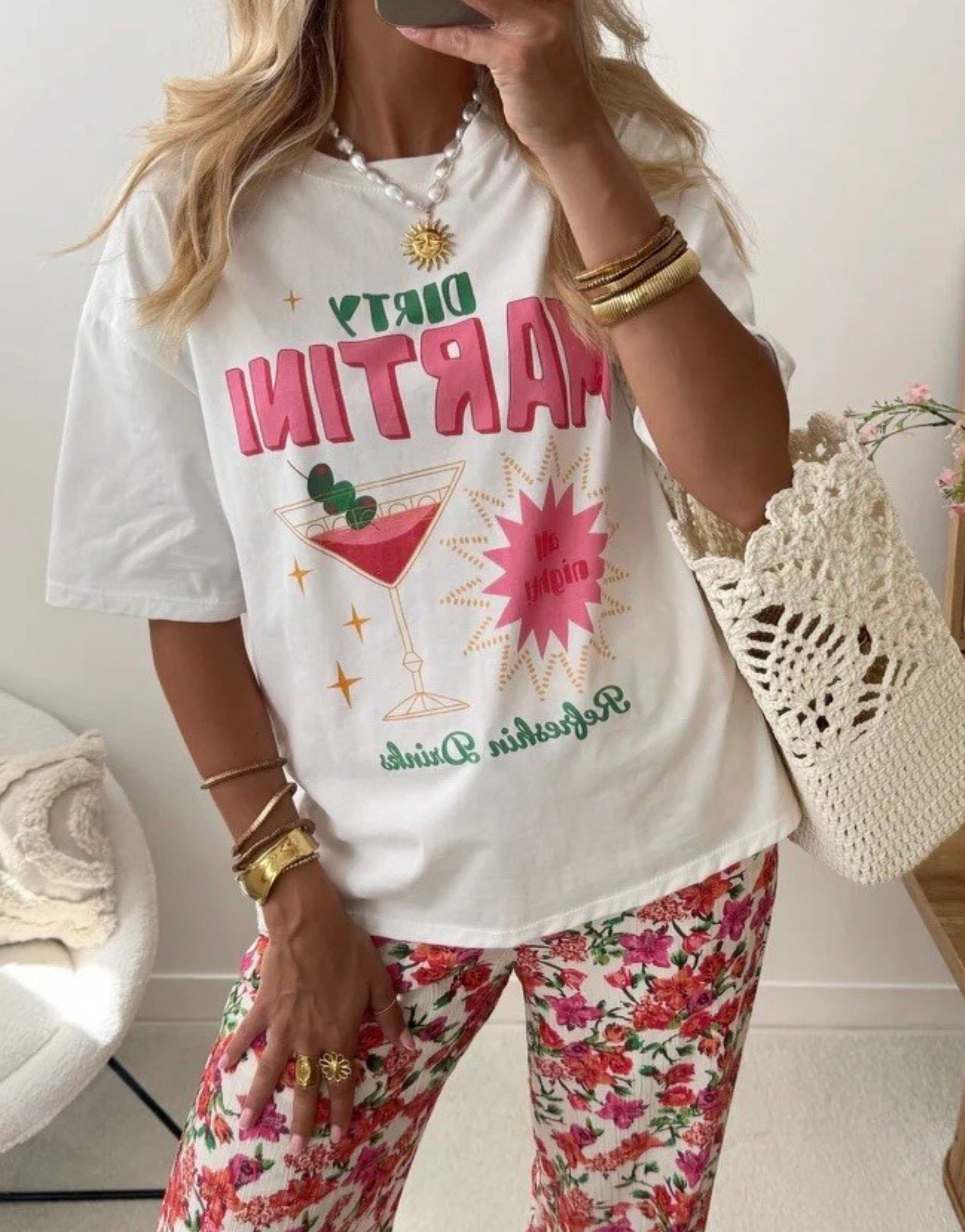 Skøn t-shirt i lyserød eller hvid med Dirty Martini print.