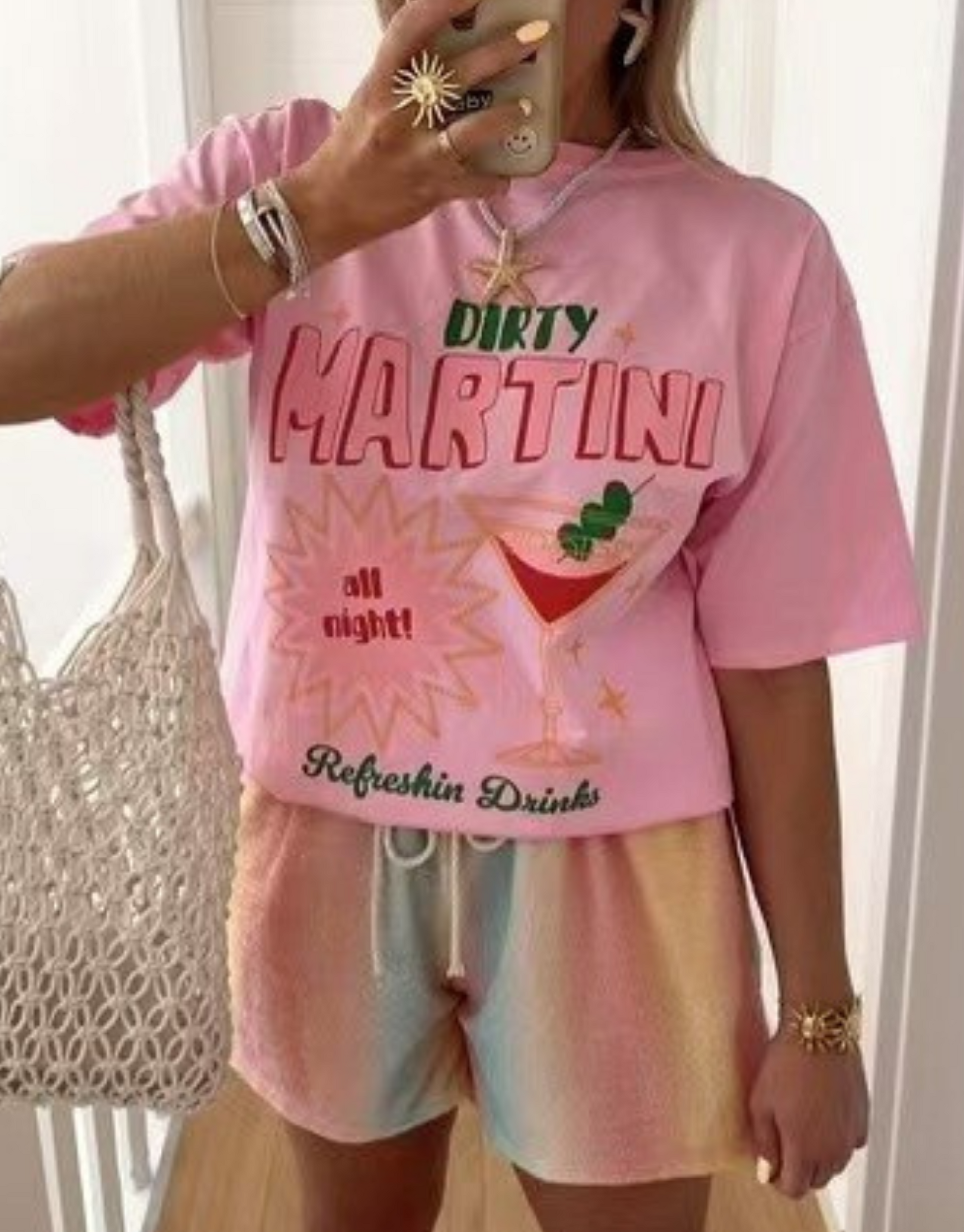 Skøn t-shirt i lyserød eller hvid med Dirty Martini print.