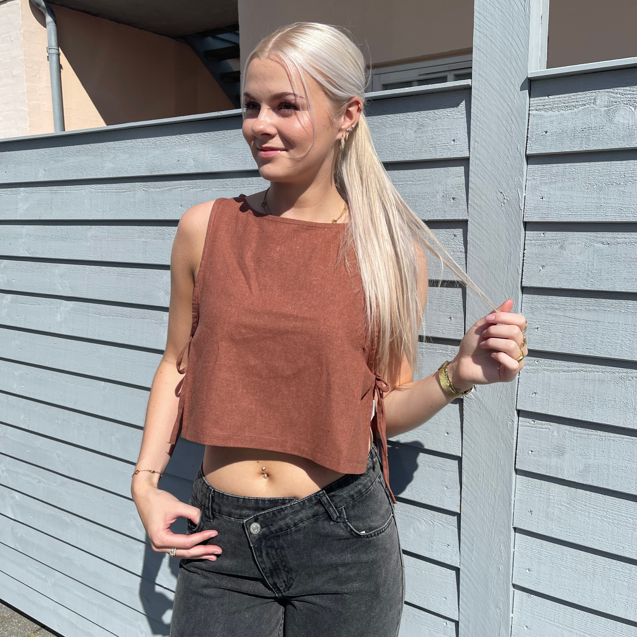 Flot brun top med snørre i siderne.