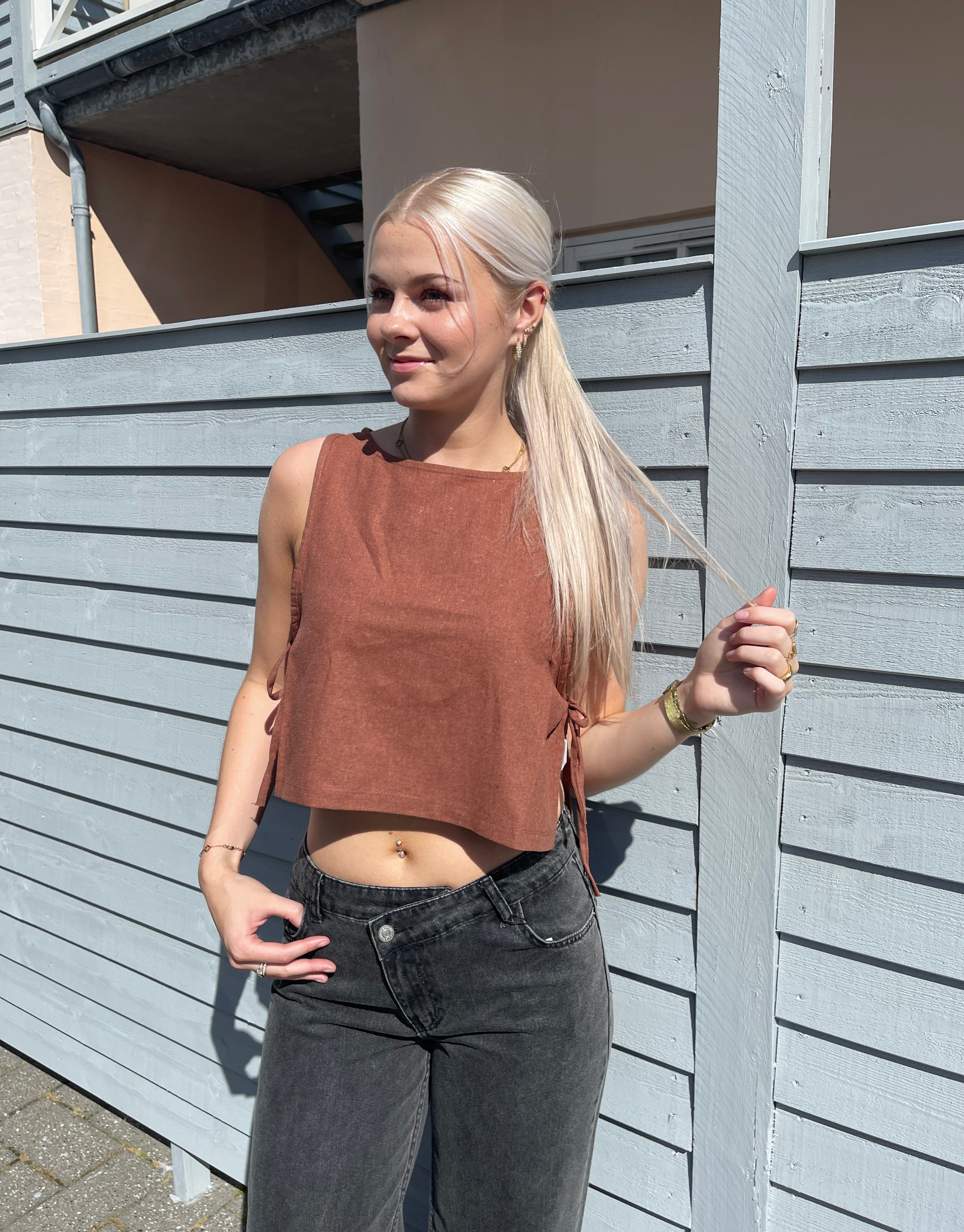 Flot brun top med snørre i siderne.