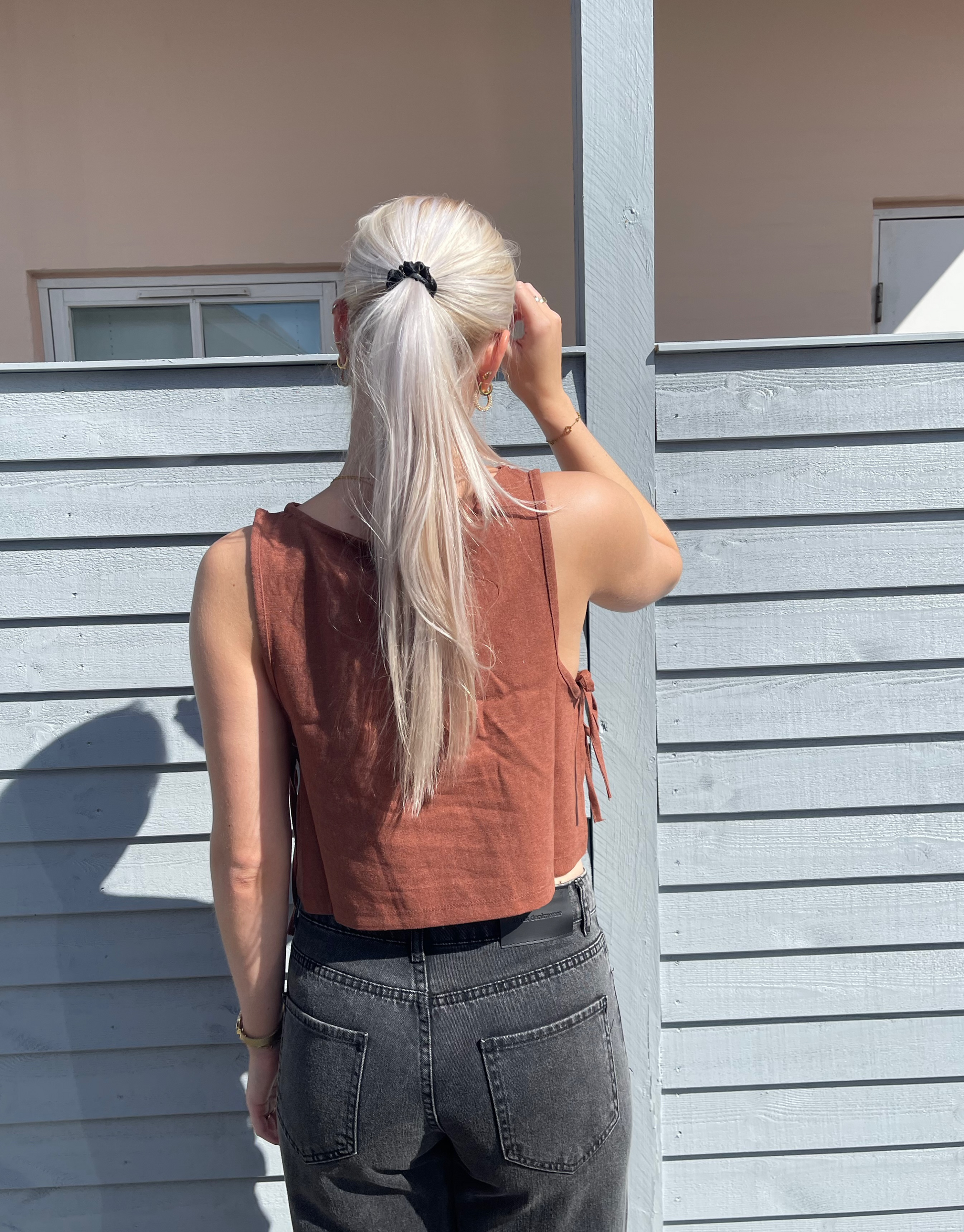 Flot brun top med snørre i siderne.