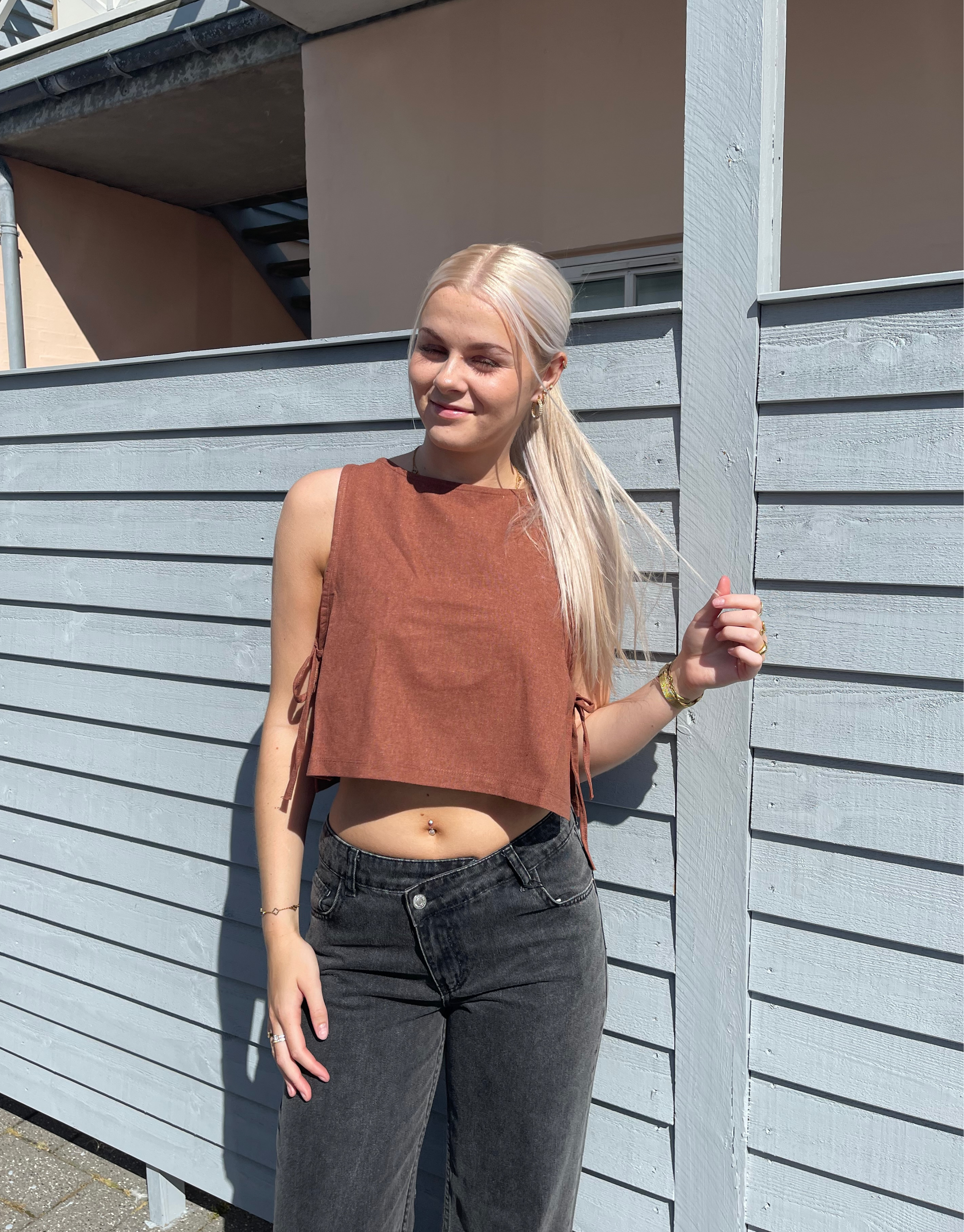 Flot brun top med snørre i siderne.