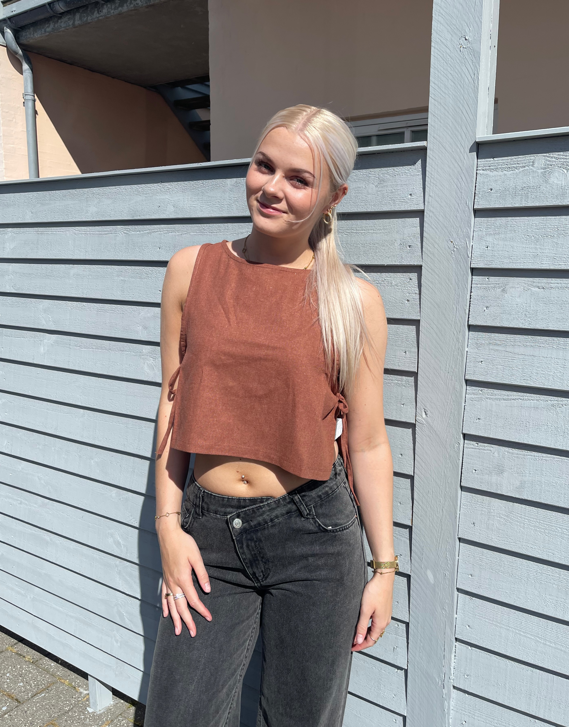 Flot brun top med snørre i siderne.