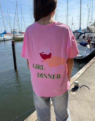 Skøn oversized t-shirt i lyserød med Giiiirl diinner print bagpå.
