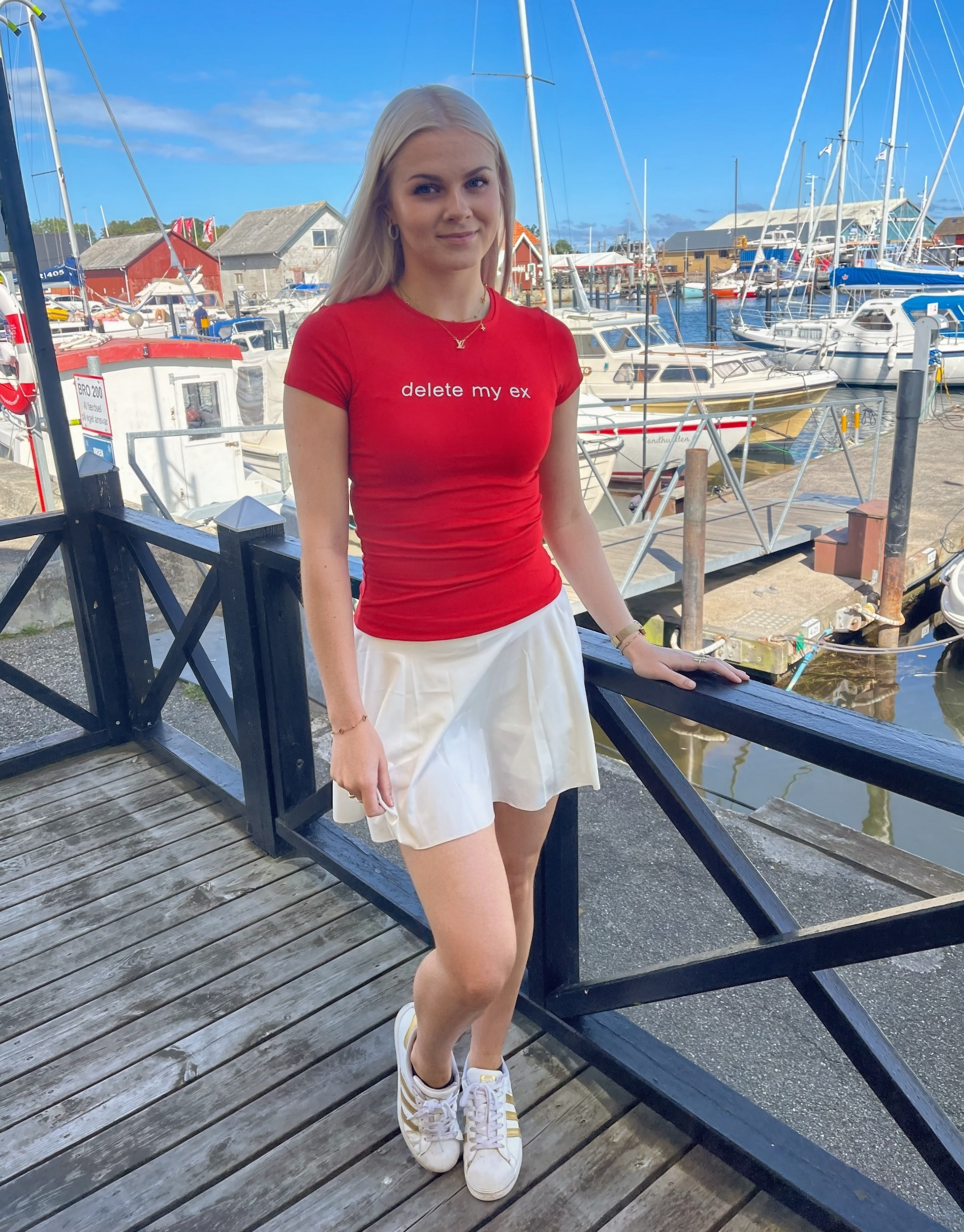 Rød t-shirt med teksten ''Delete my ex''.