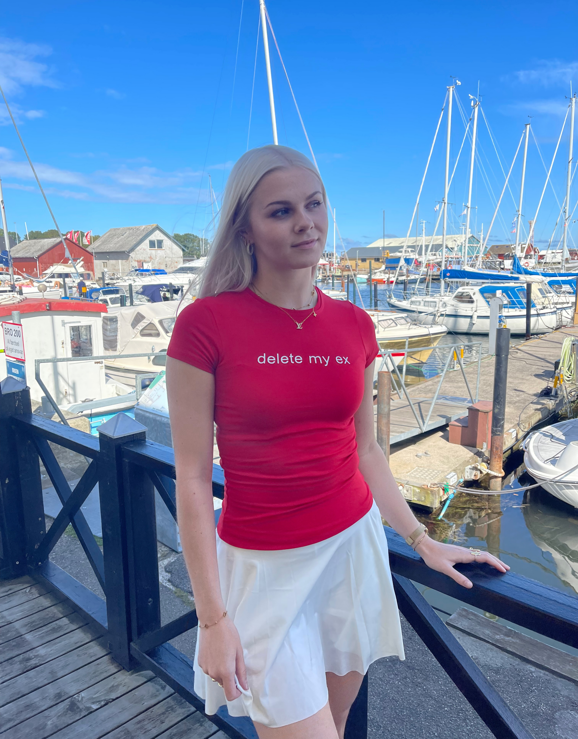 Rød t-shirt med teksten ''Delete my ex''.