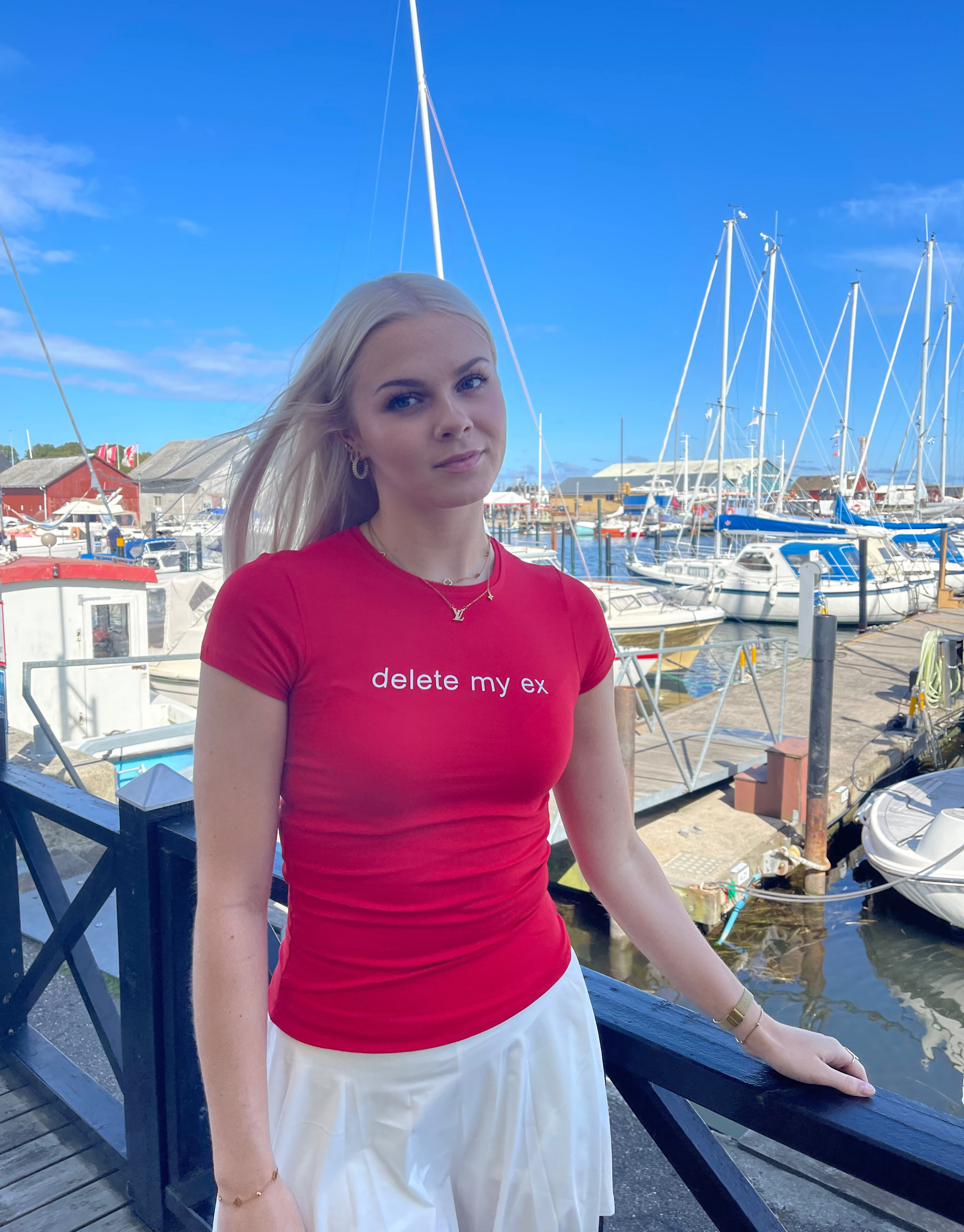 Rød t-shirt med teksten ''Delete my ex''.