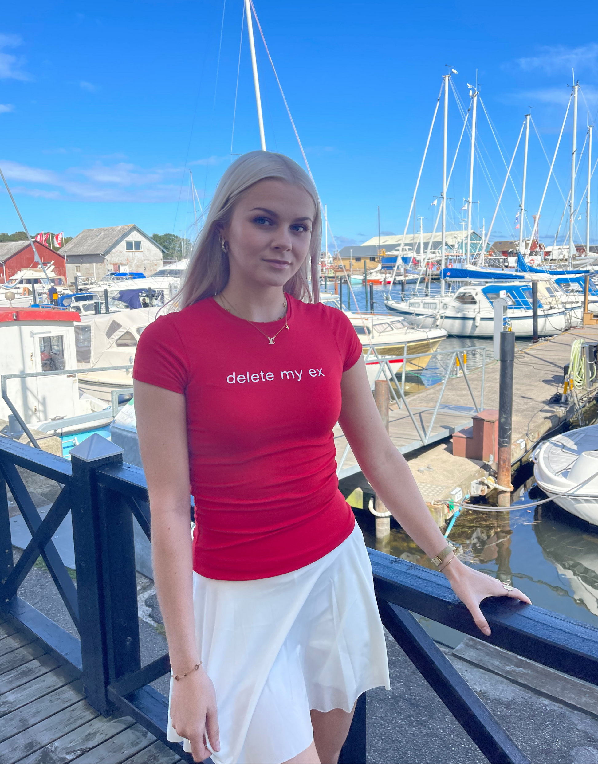 Rød t-shirt med teksten ''Delete my ex''.