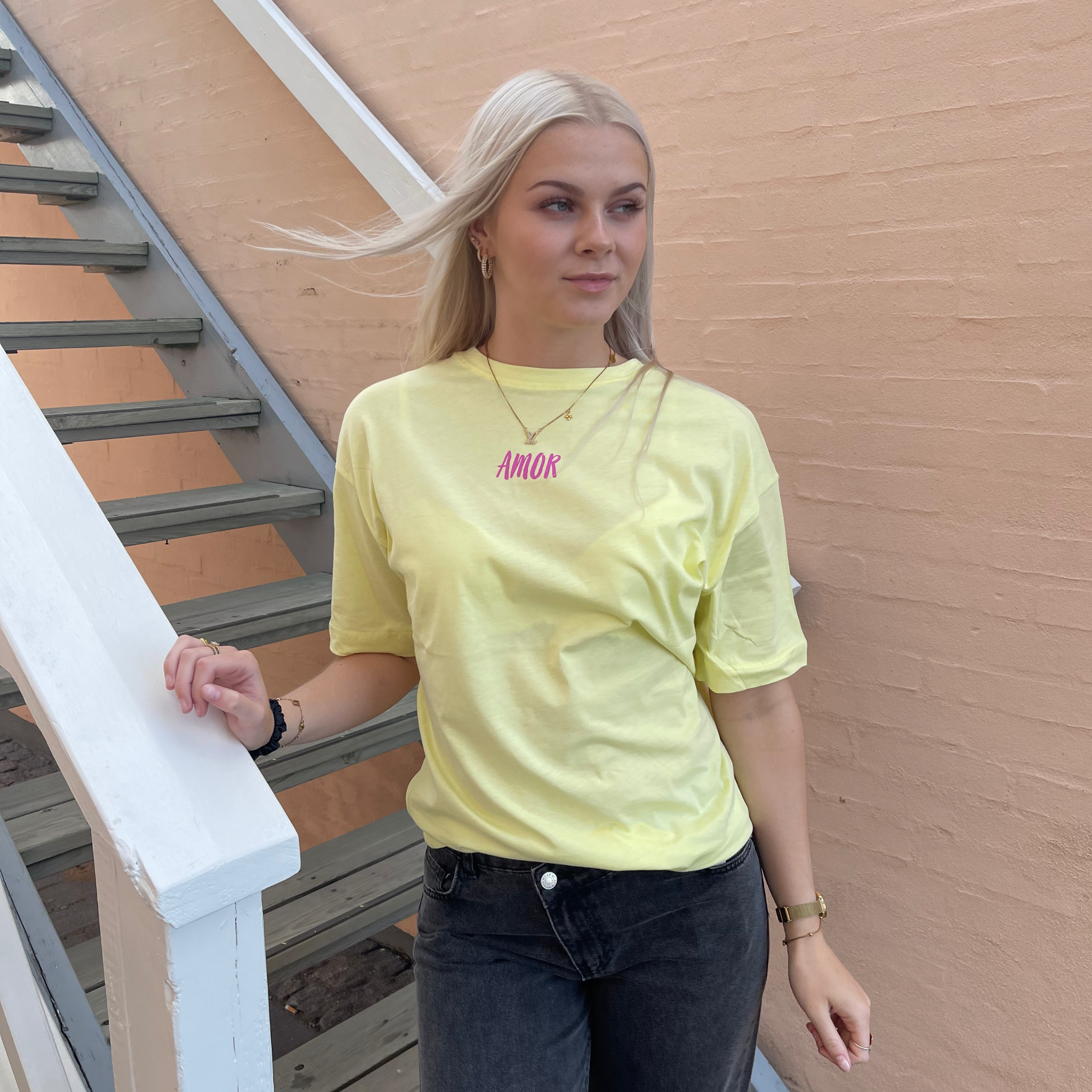 Skøn oversized t-shirt i gul med Amor skrift foran og bagpå samt med en masse detaljer. 