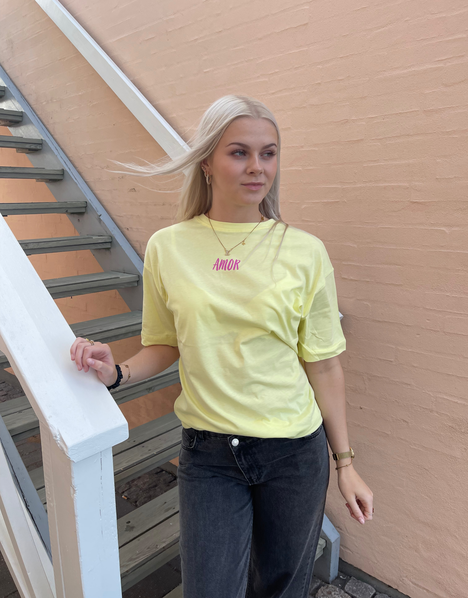Skøn oversized t-shirt i gul med Amor skrift foran og bagpå samt med en masse detaljer. 