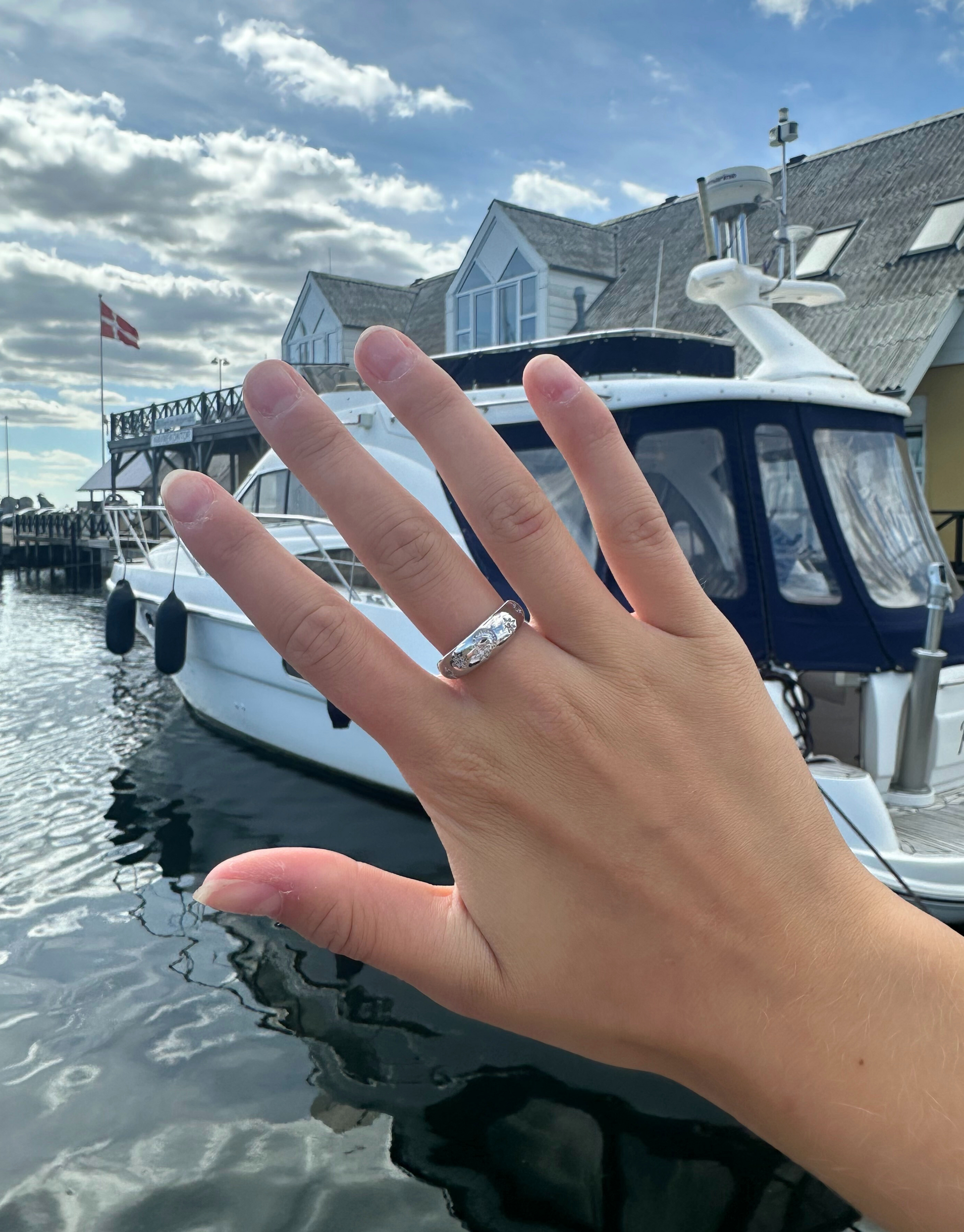 Smuk ring fyldt med stjerner og måner - med små zircon sten.
