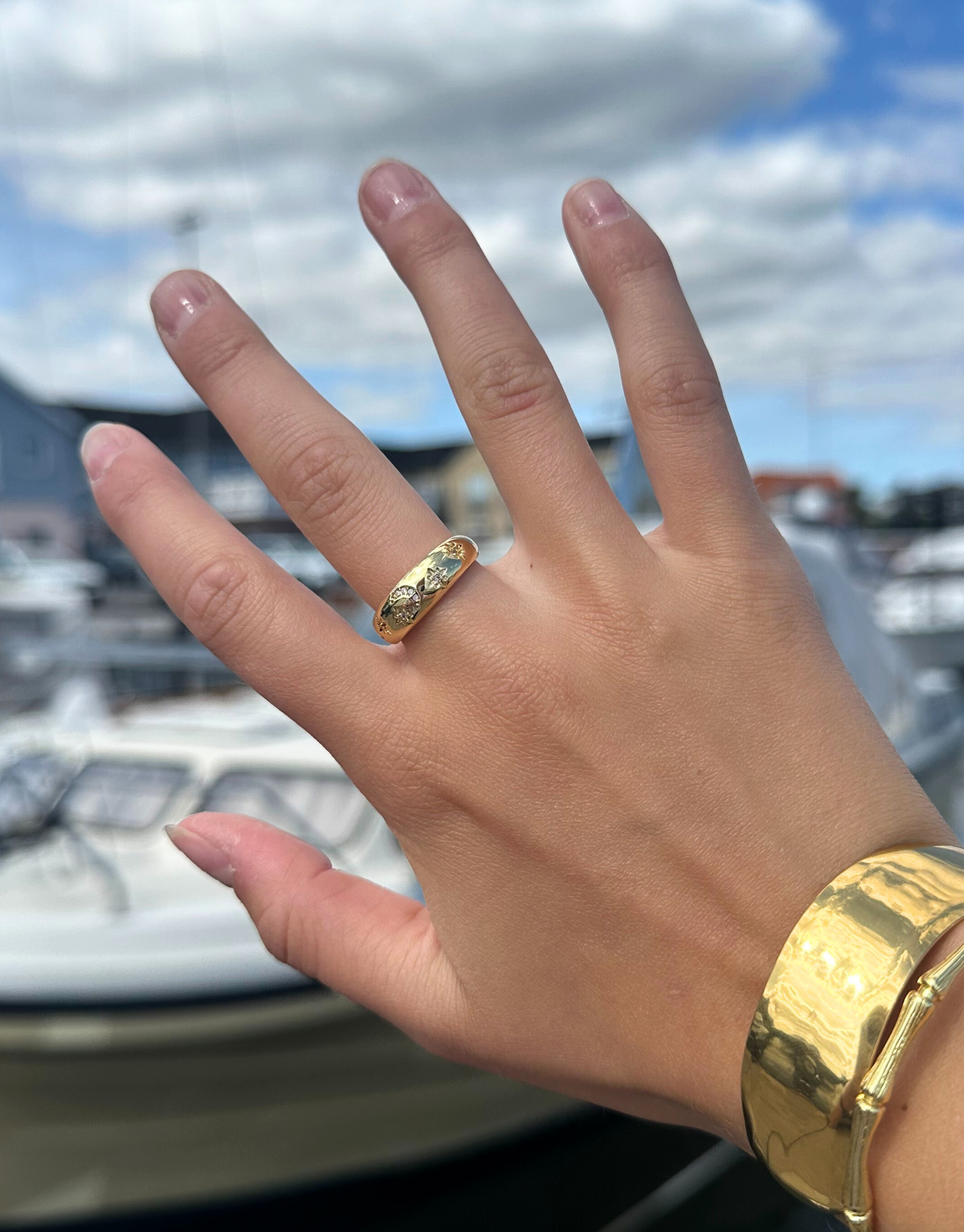 Smuk ring fyldt med stjerner og måner - med små zircon sten.