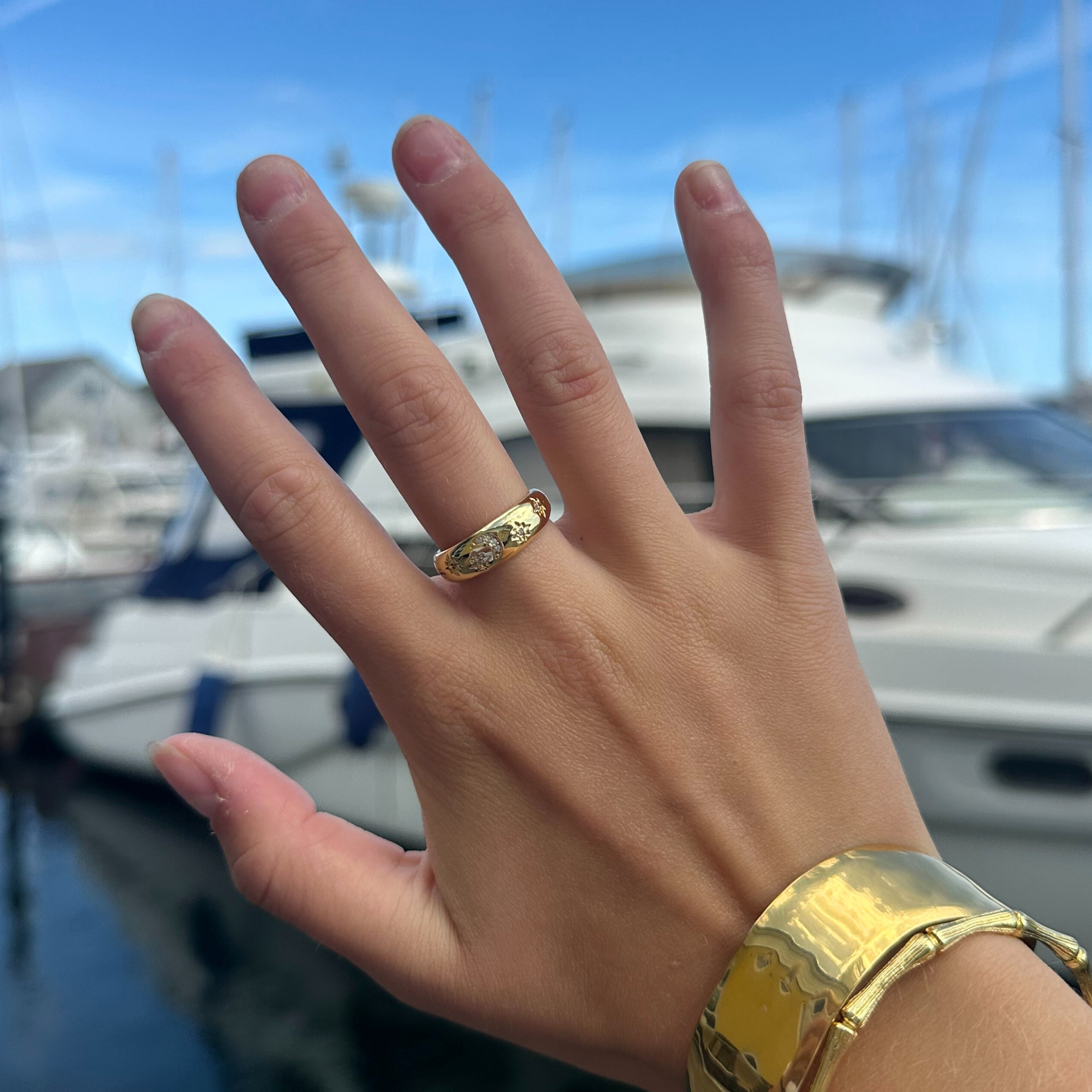 Smuk ring fyldt med stjerner og måner - med små zircon sten.