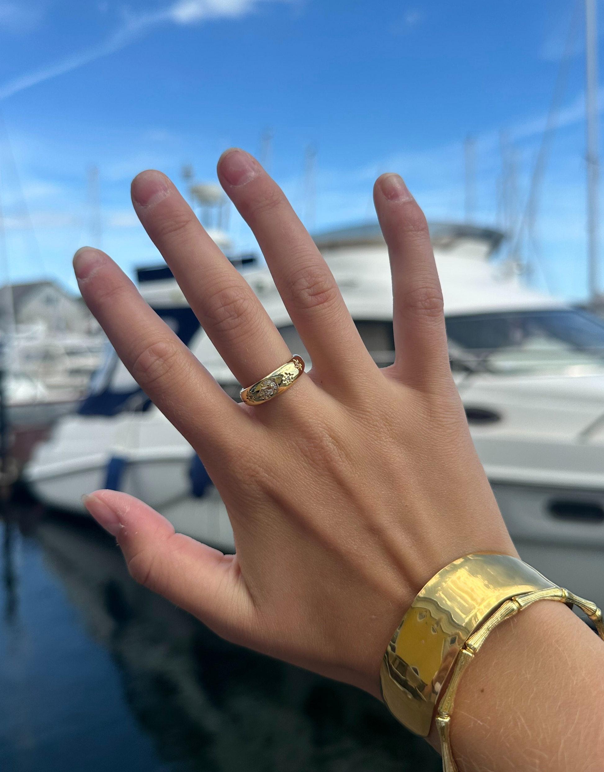 Smuk ring fyldt med stjerner og måner - med små zircon sten.