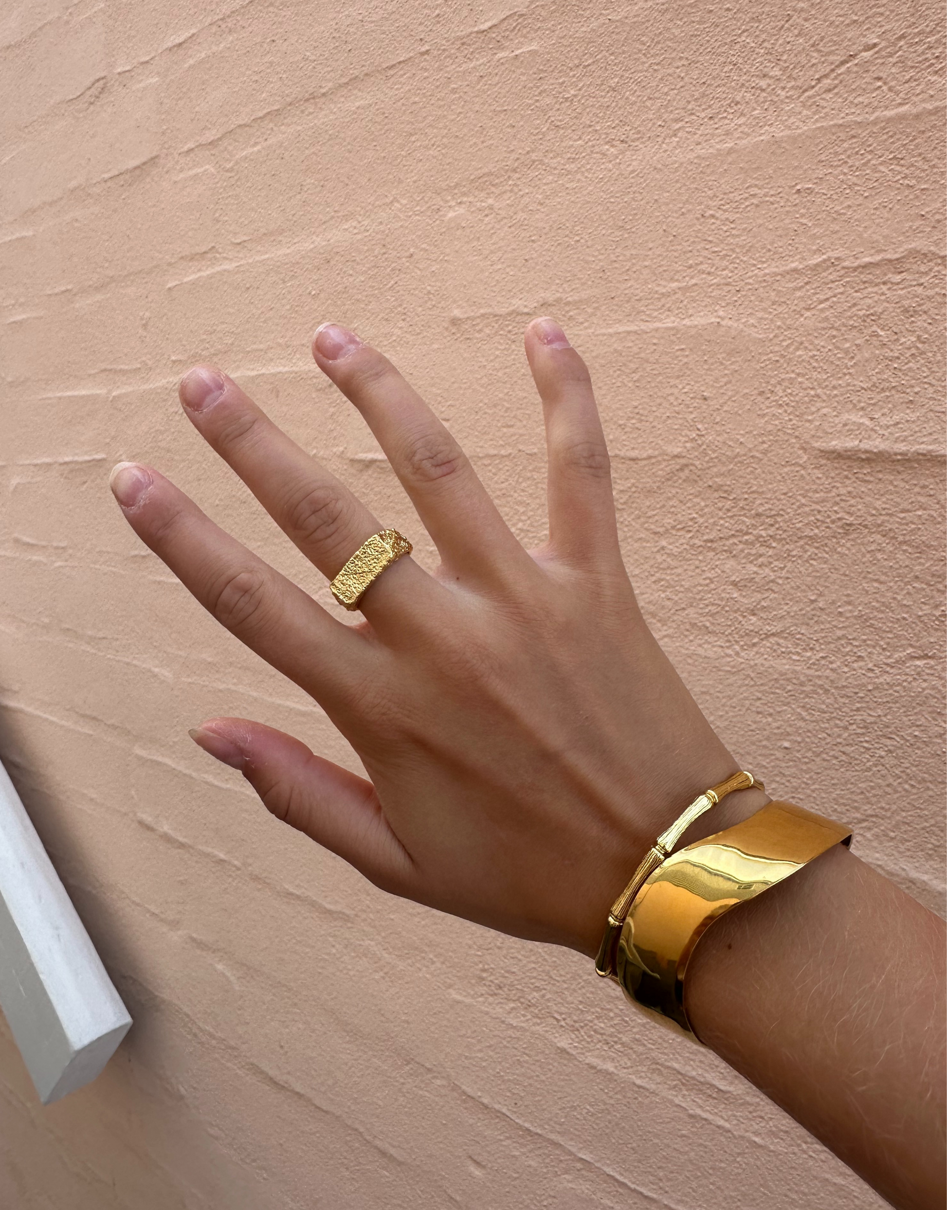 Smuk ring i abstrakt og chunky design.
