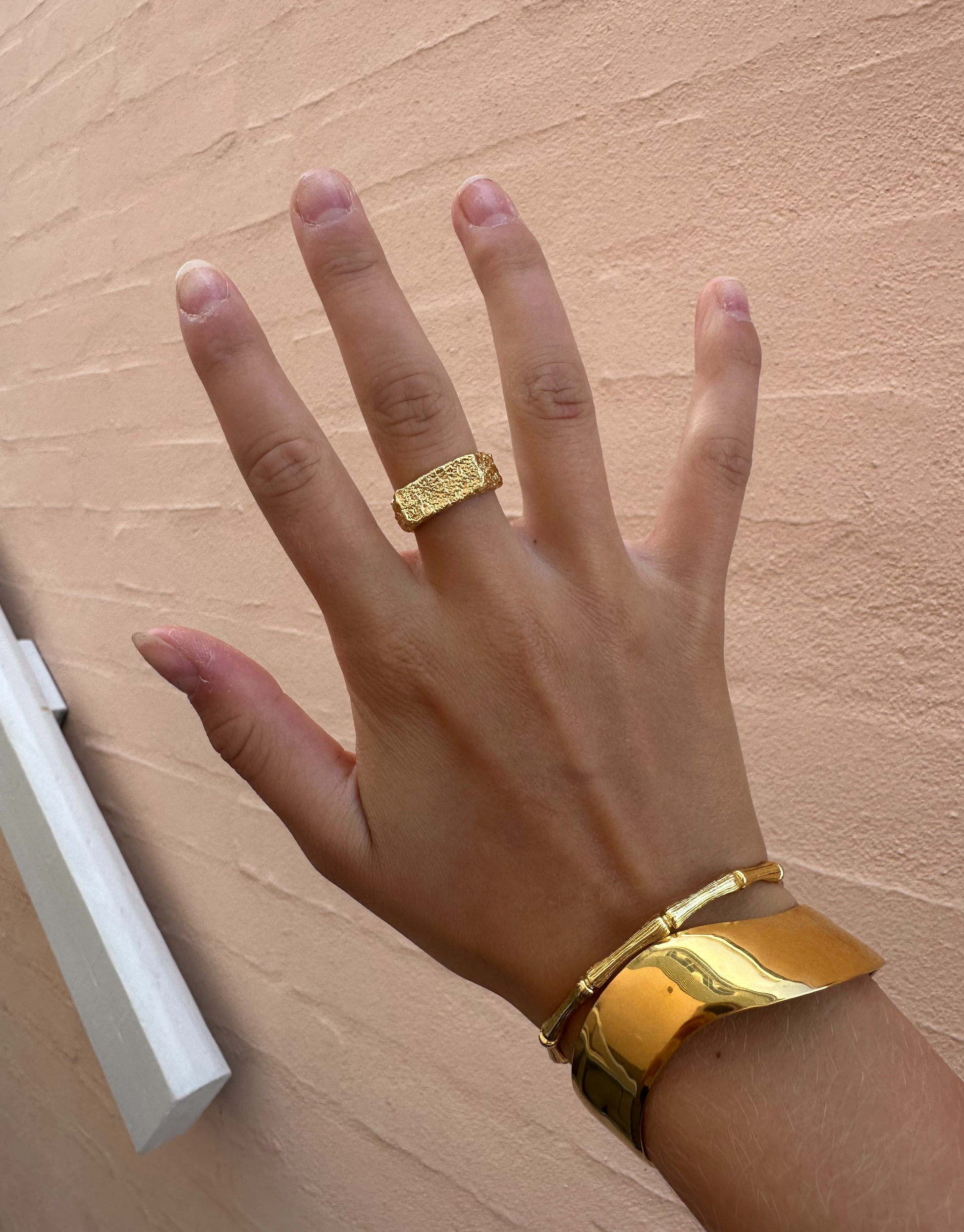 Smuk ring i abstrakt og chunky design.