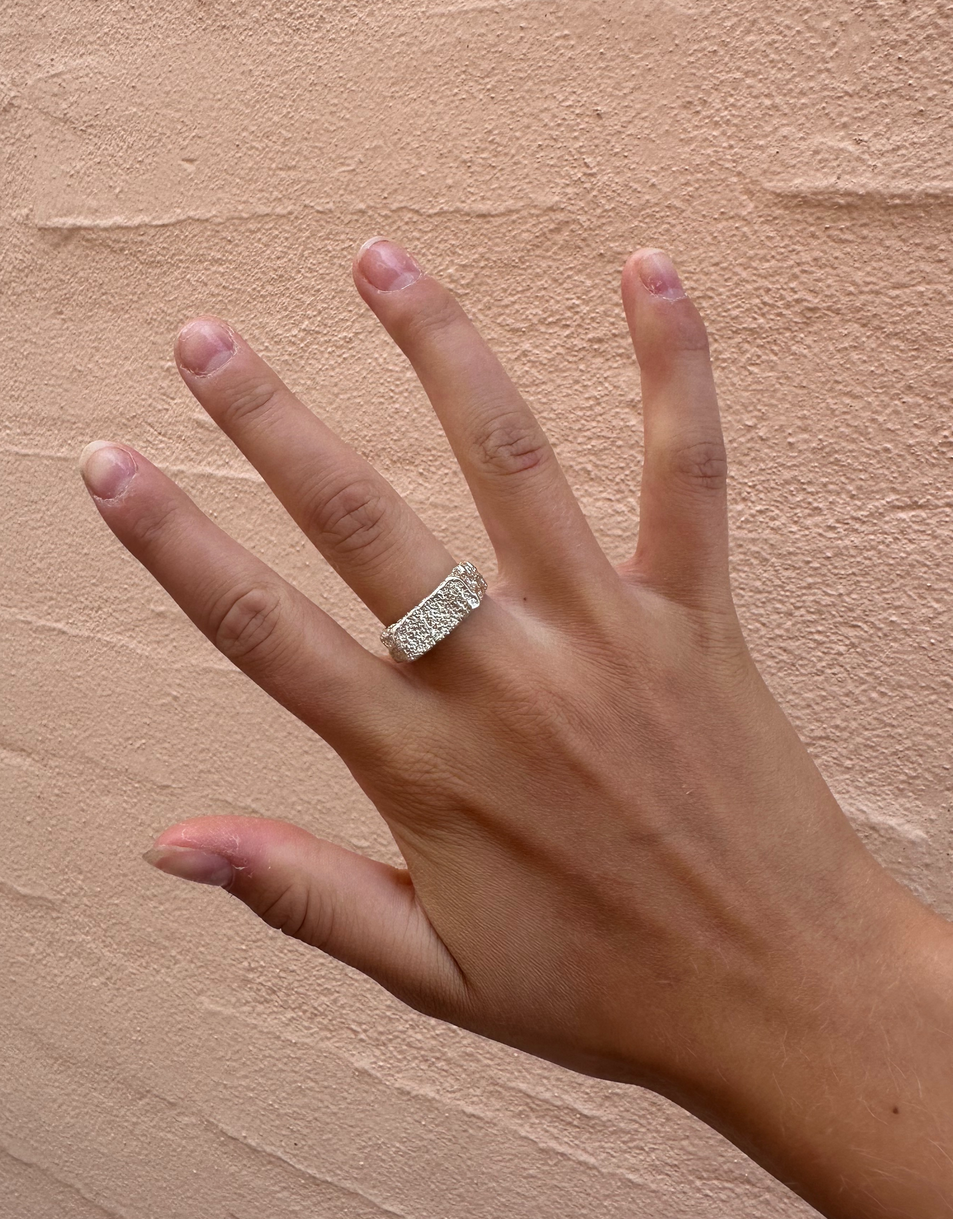 Smuk ring i abstrakt og chunky design.