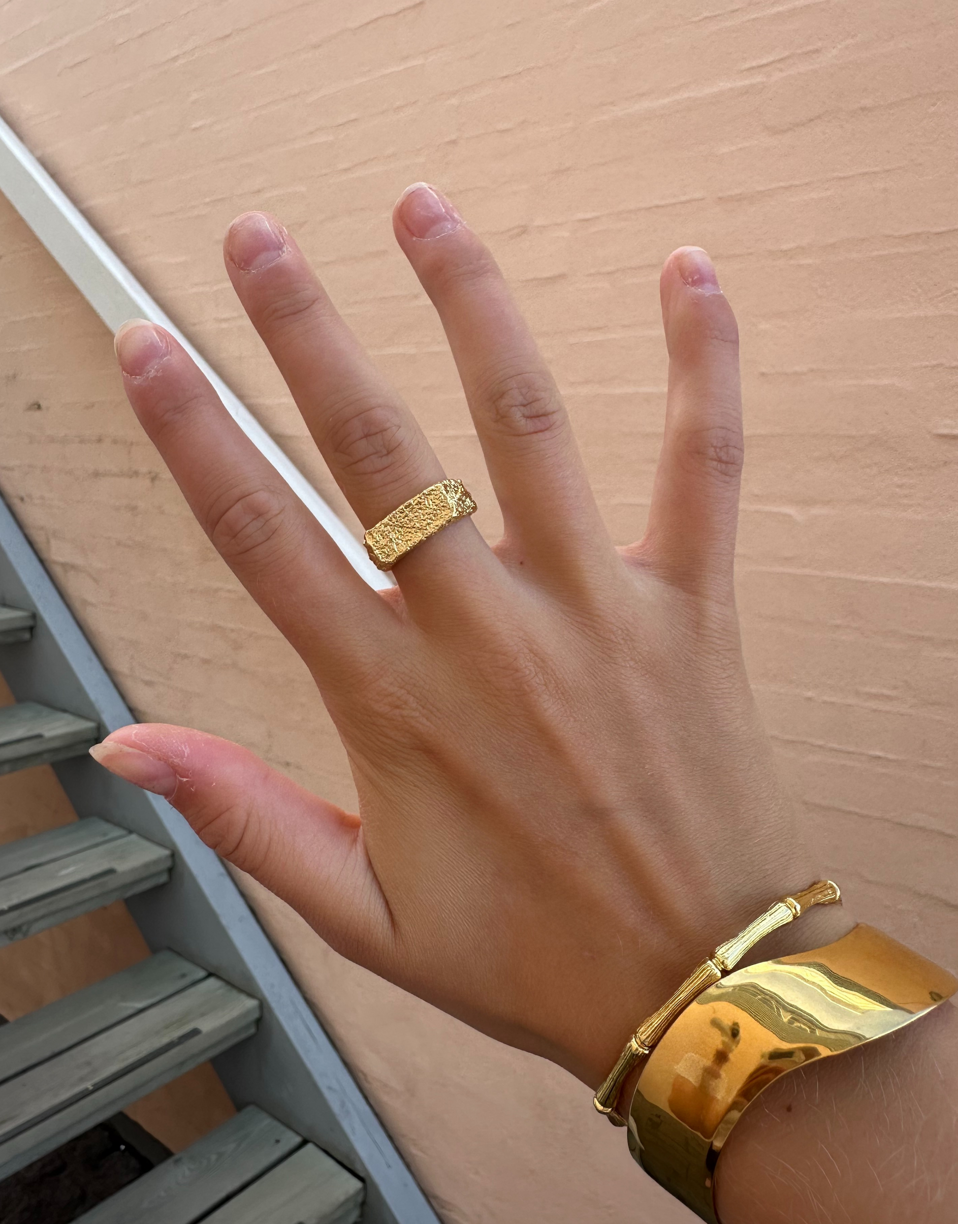 Smuk ring i abstrakt og chunky design.