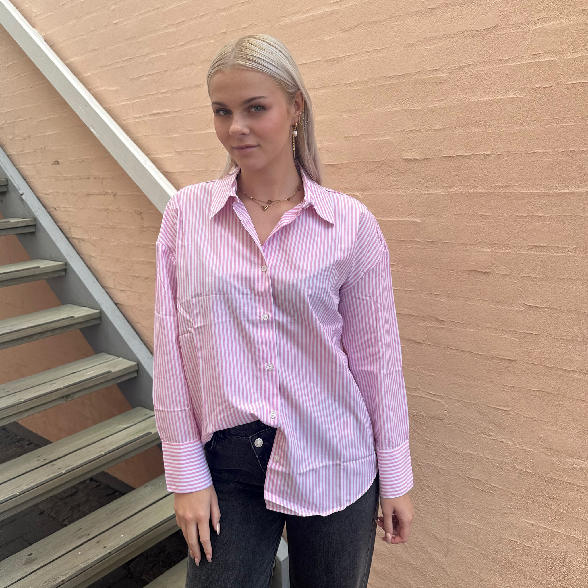 Smuk stribet skjorte i lyserød.