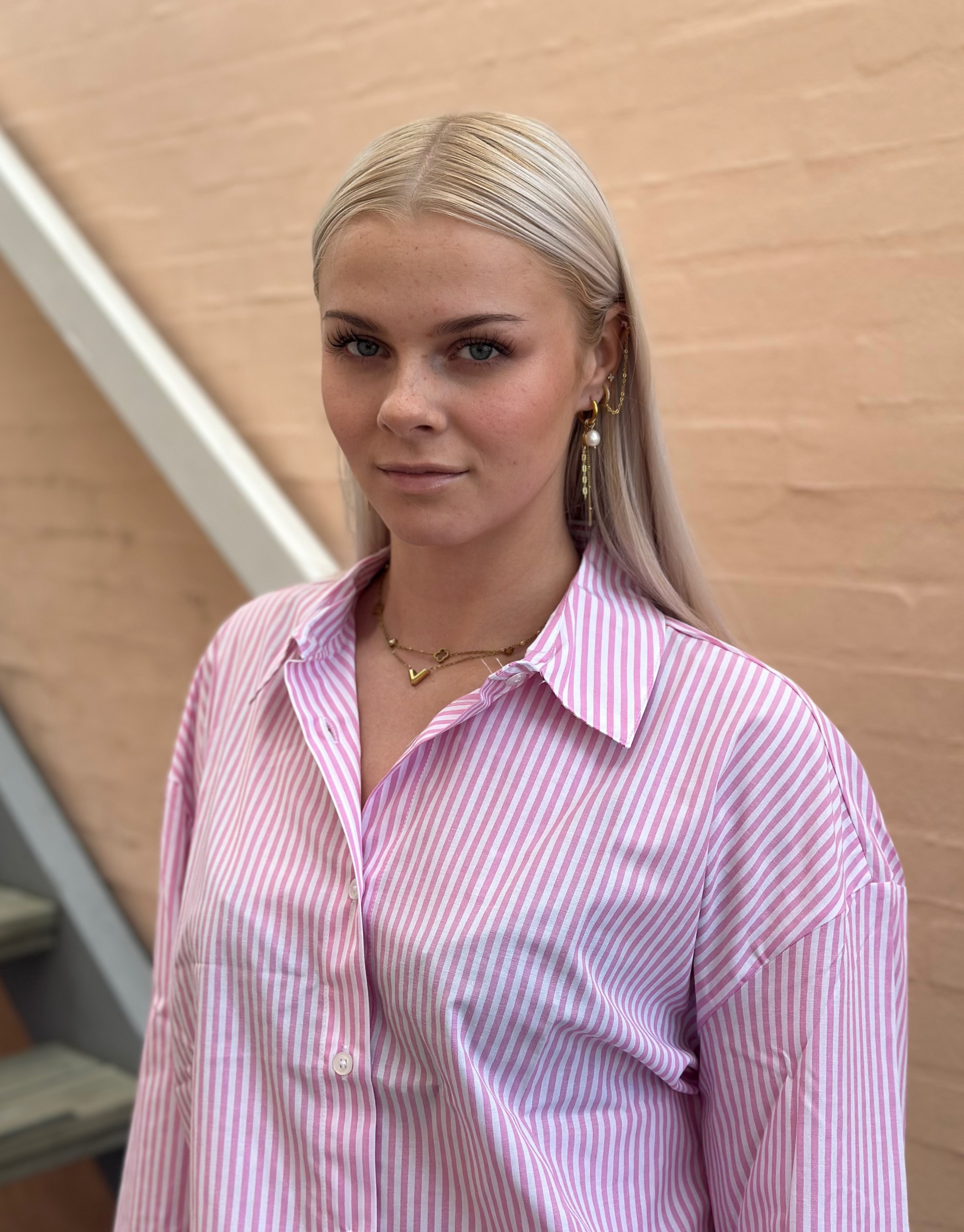 Smuk stribet skjorte i lyserød.