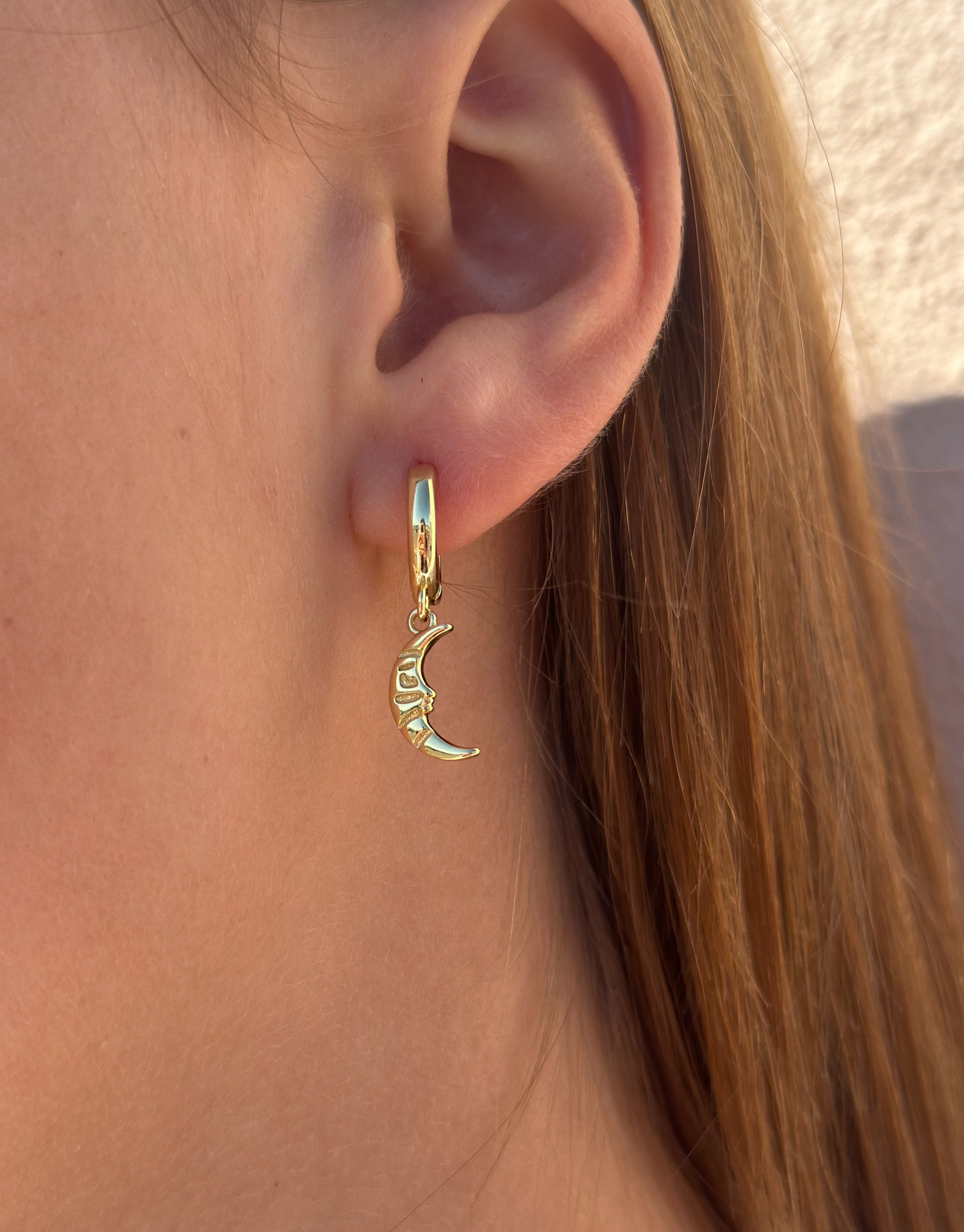 Smukke øreringe i måne design.