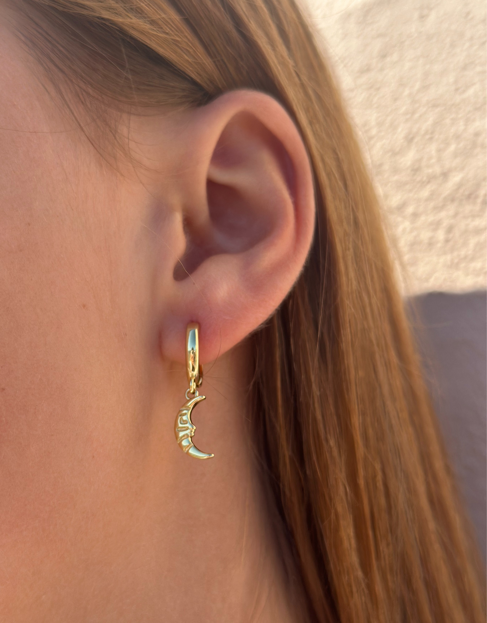 Smukke øreringe i måne design.